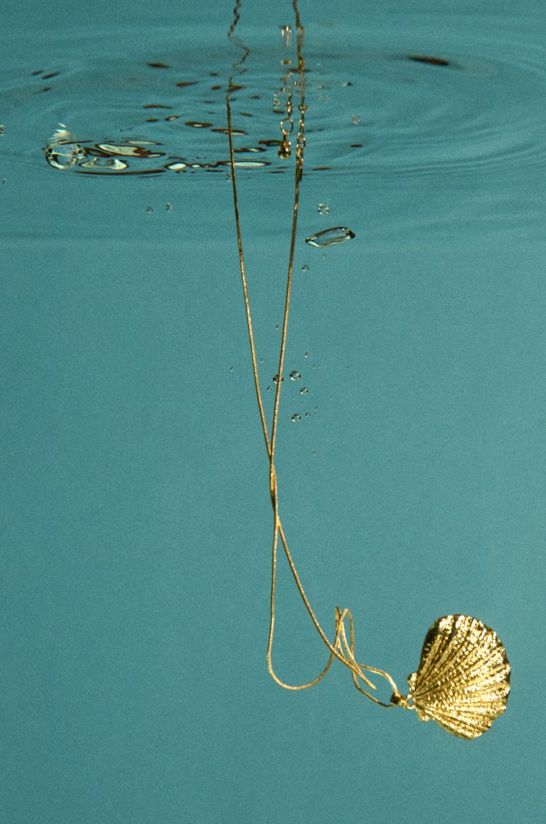 Naszyjnik z zawieszką w kształcie muszli