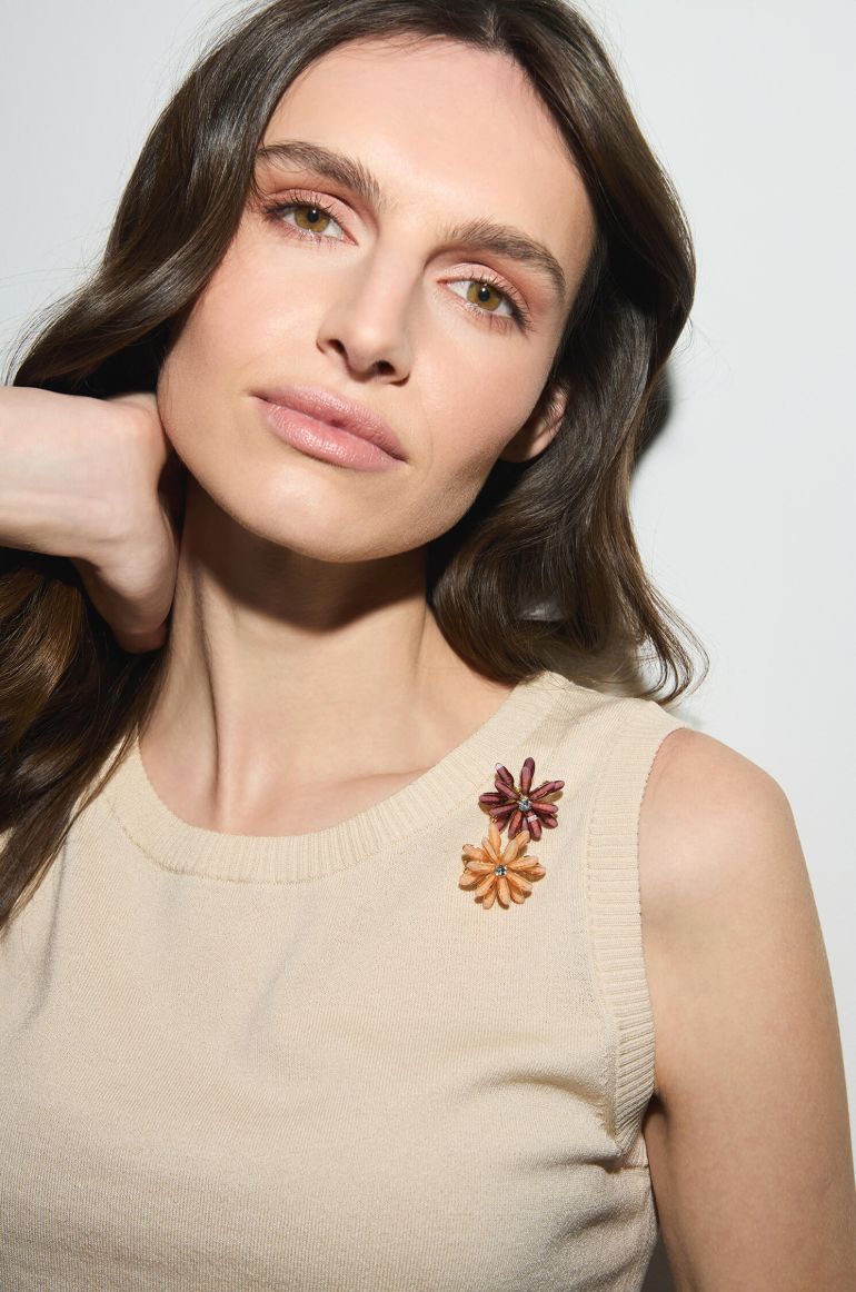 Broszka w kształcie kwiata z kryształkami