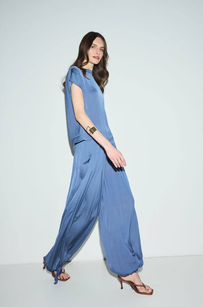 Niebieskie spodnie z satynowej tkaniny