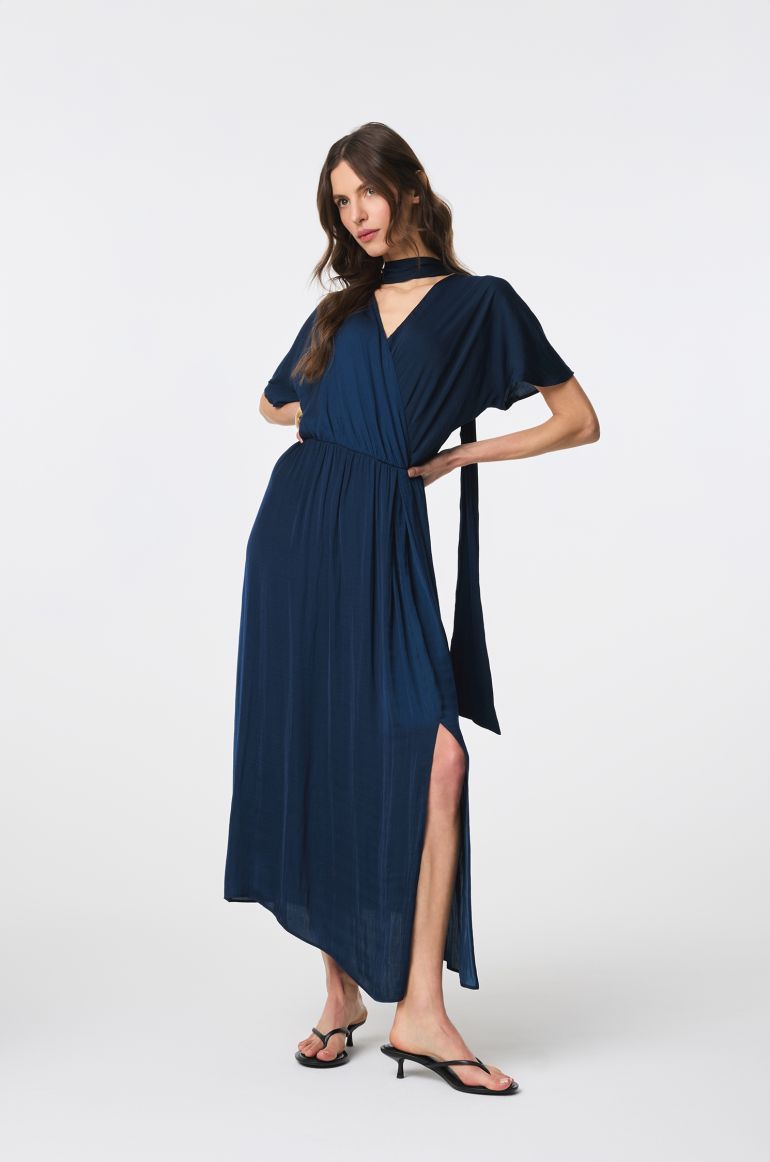 Granatowa sukienka midi z paskiem