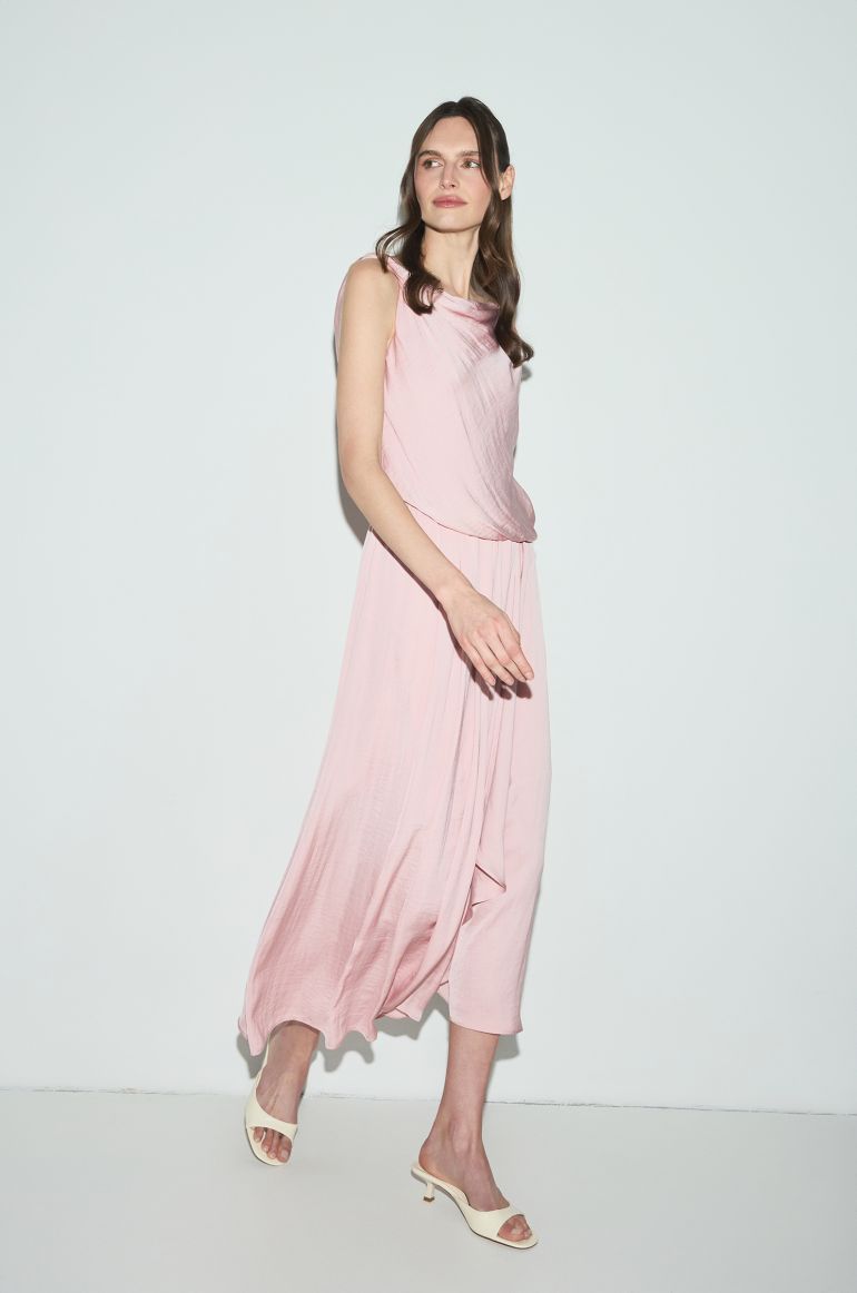 Pudroworóżowa sukienka maxi z falbaną