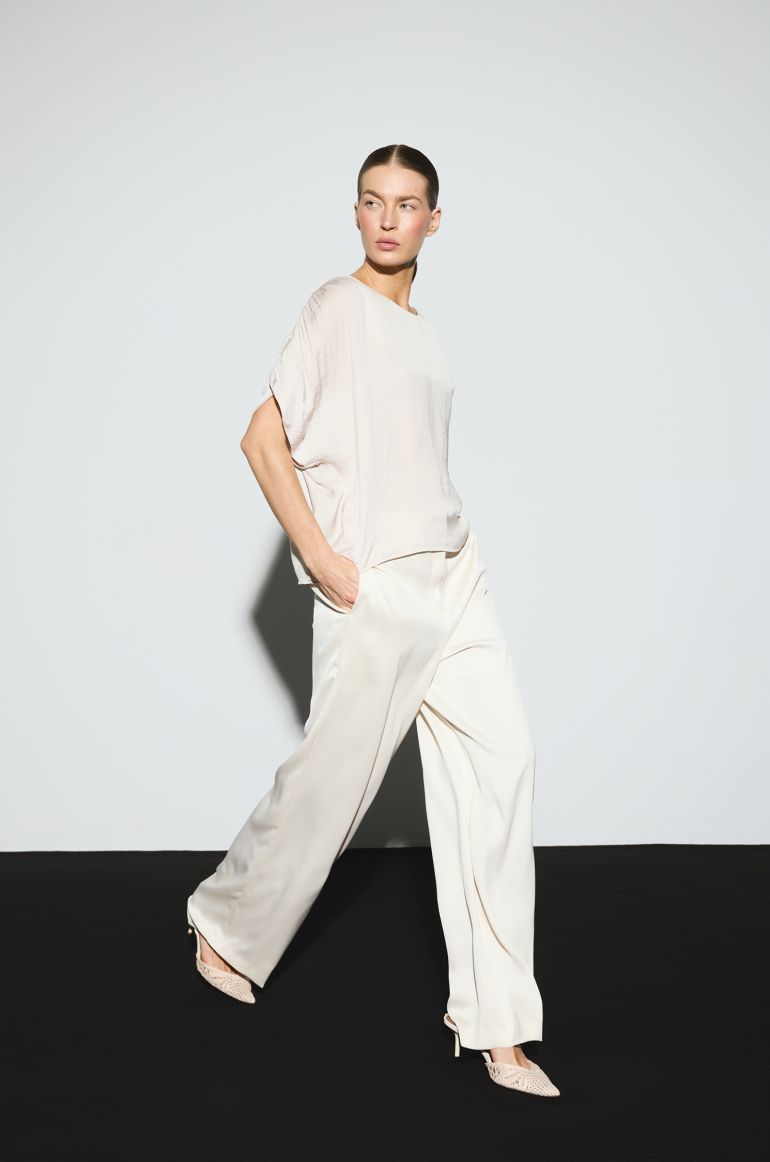 Satynowa bluzka z krótkim rękawem