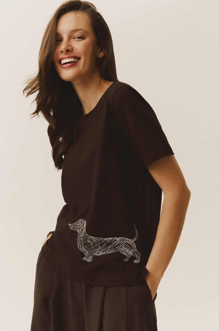 Bluzka z haftem w kształcie jamnika