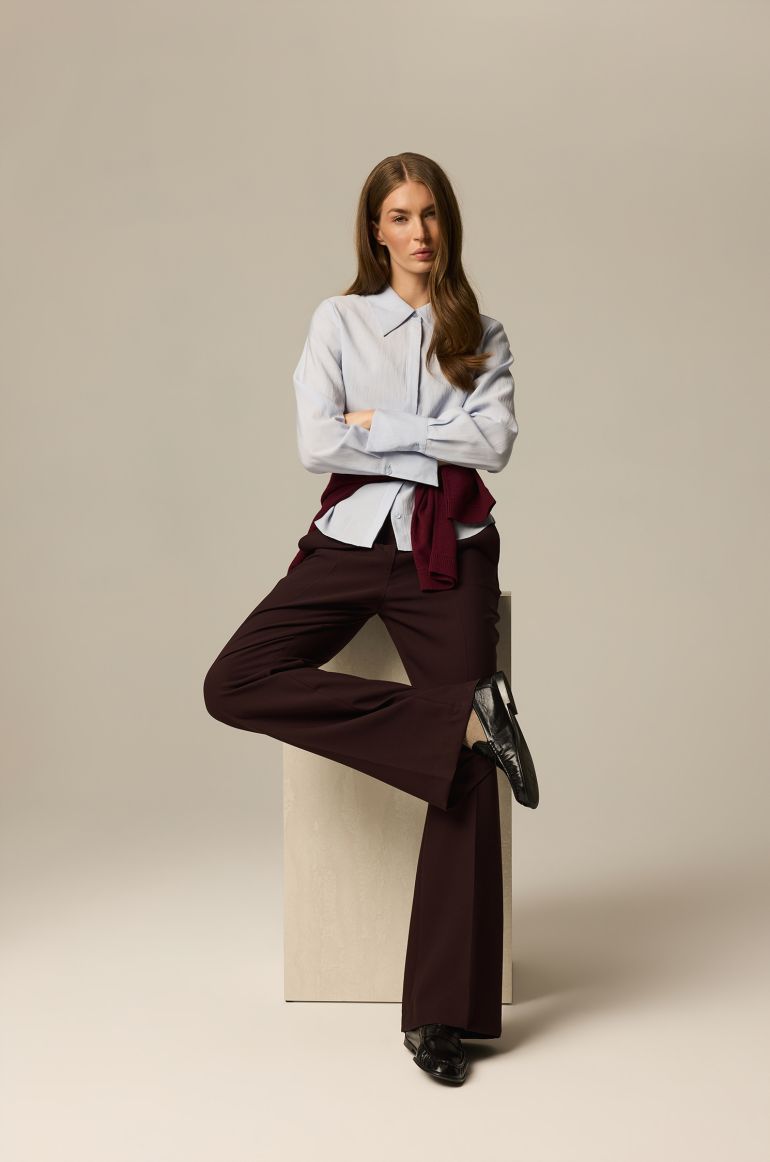 Burgundowe spodnie flare