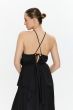 Czarna satynowa sukienka z falbaną Solar Obraz 5