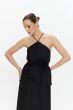 Czarna satynowa sukienka z falbaną Solar Obraz 6