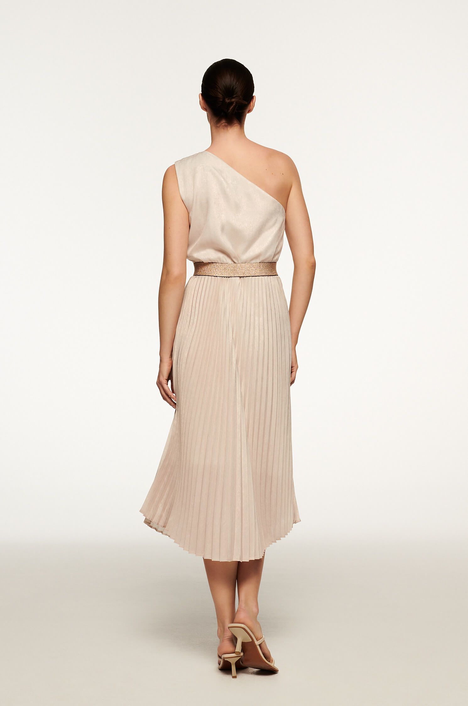 Plisowana sukienka na jedno ramię Solar Obraz 4