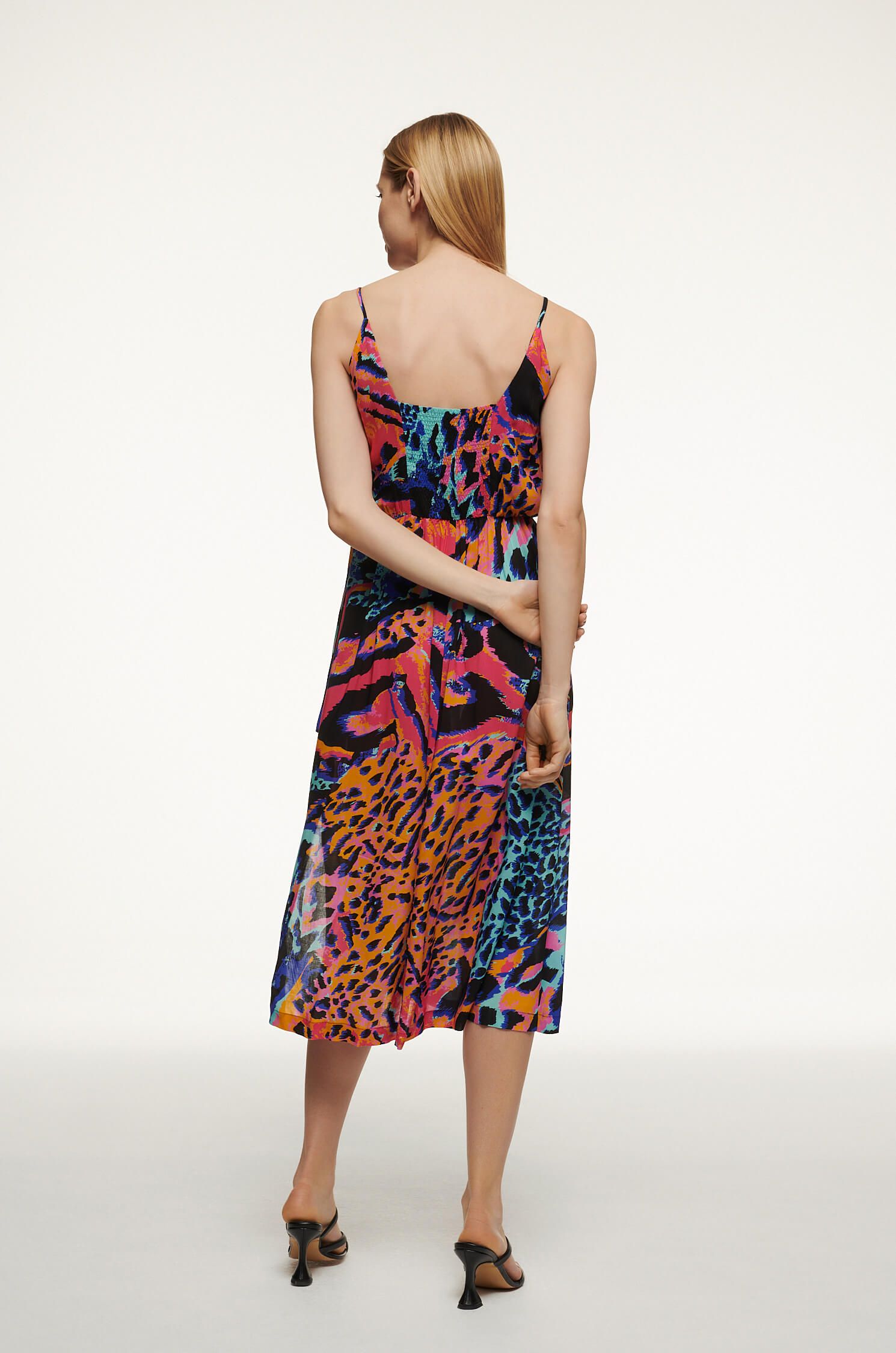 Sukienka midi w kolorowy print Solar Obraz 4