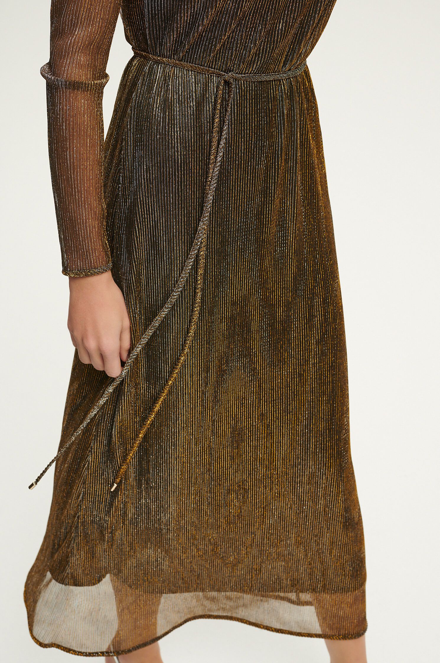 Sukienka midi z błyszczącą nitką Solar Obraz 5