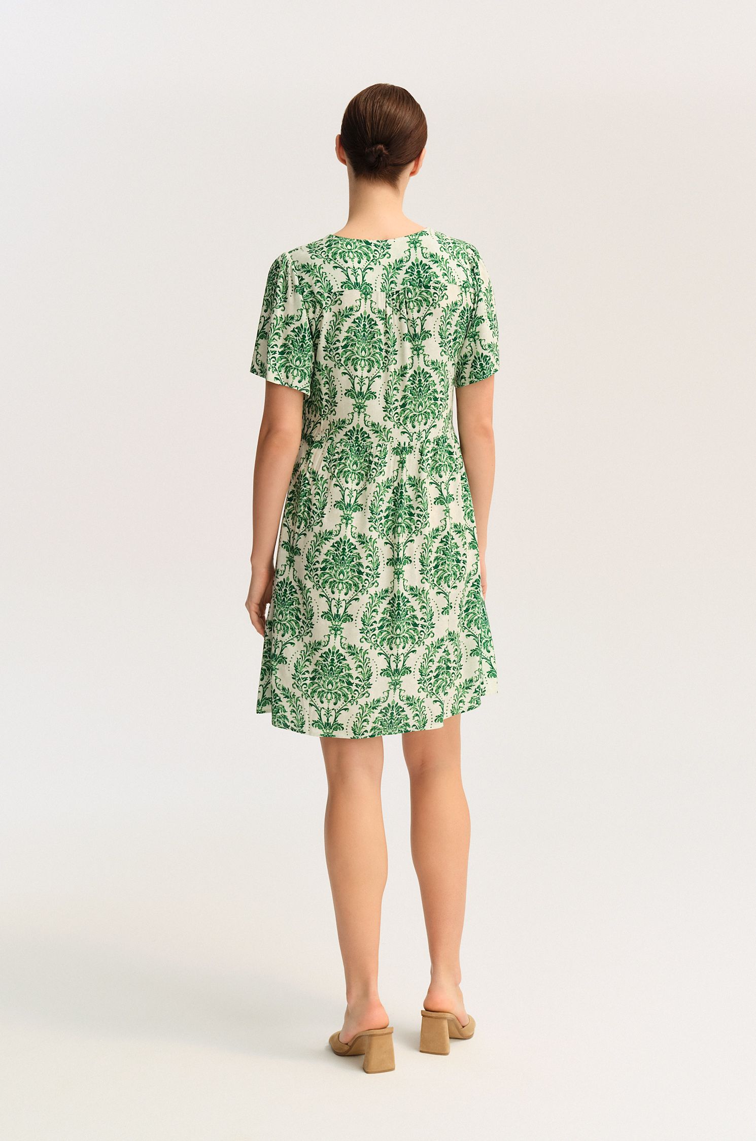 Wzorzysta sukienka mini z wiskozy Solar Obraz 4