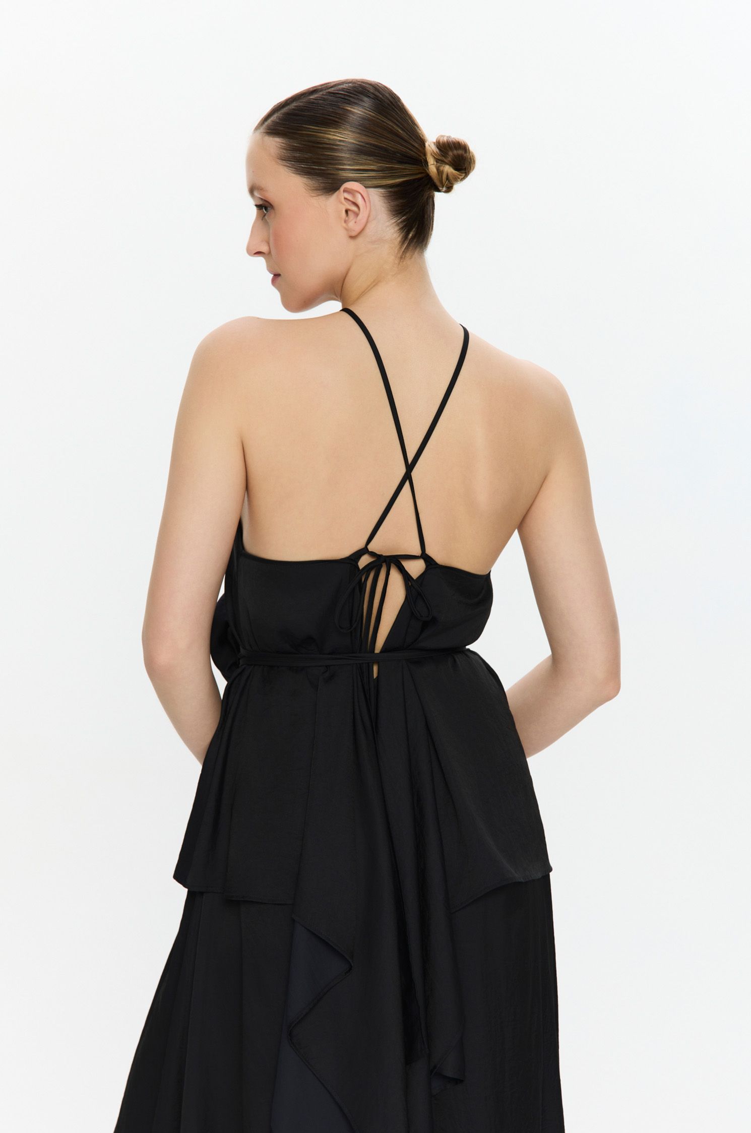 Czarna satynowa sukienka z falbaną Solar Obraz 5