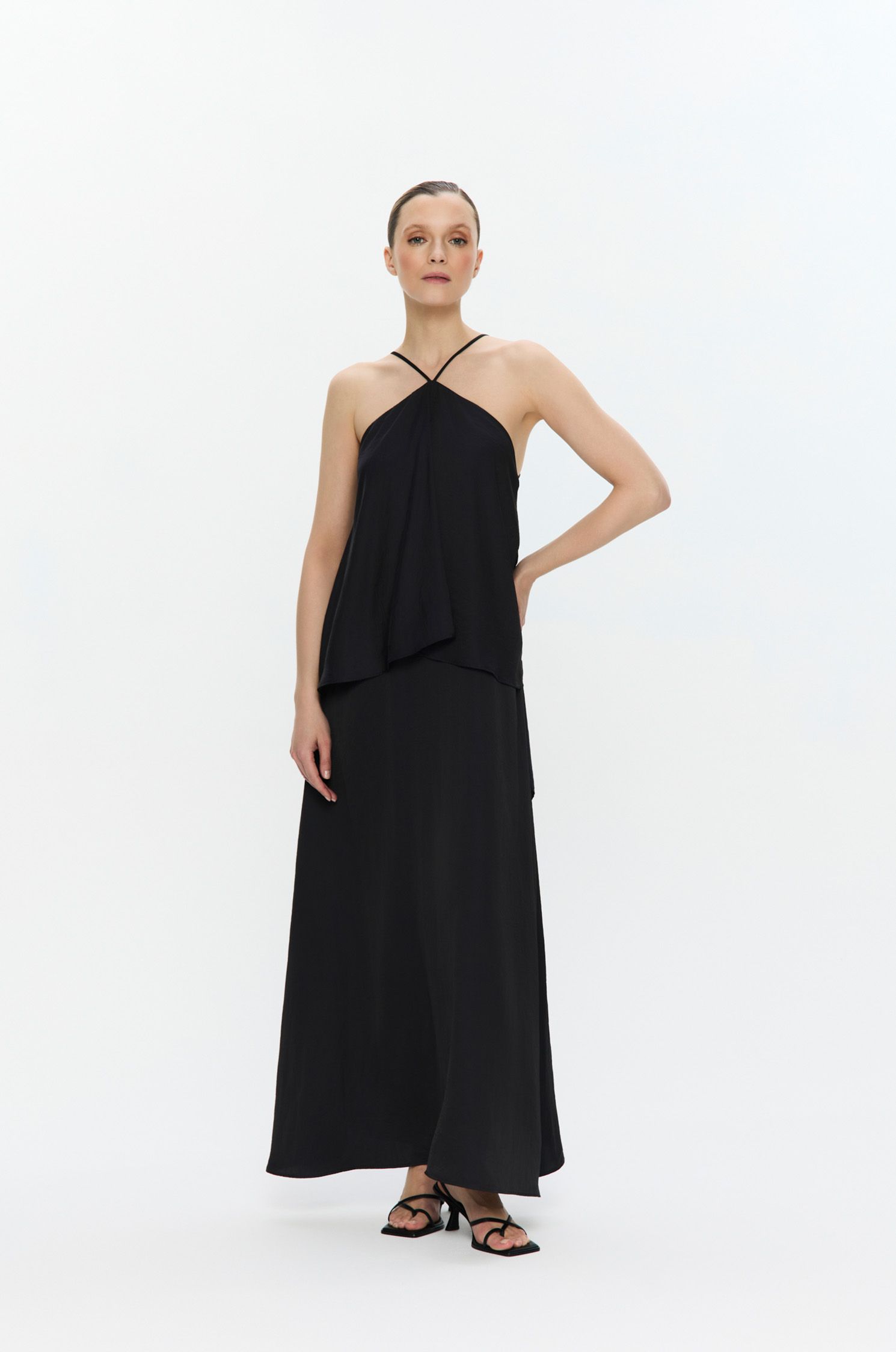 Czarna satynowa sukienka z falbaną Solar Obraz 1