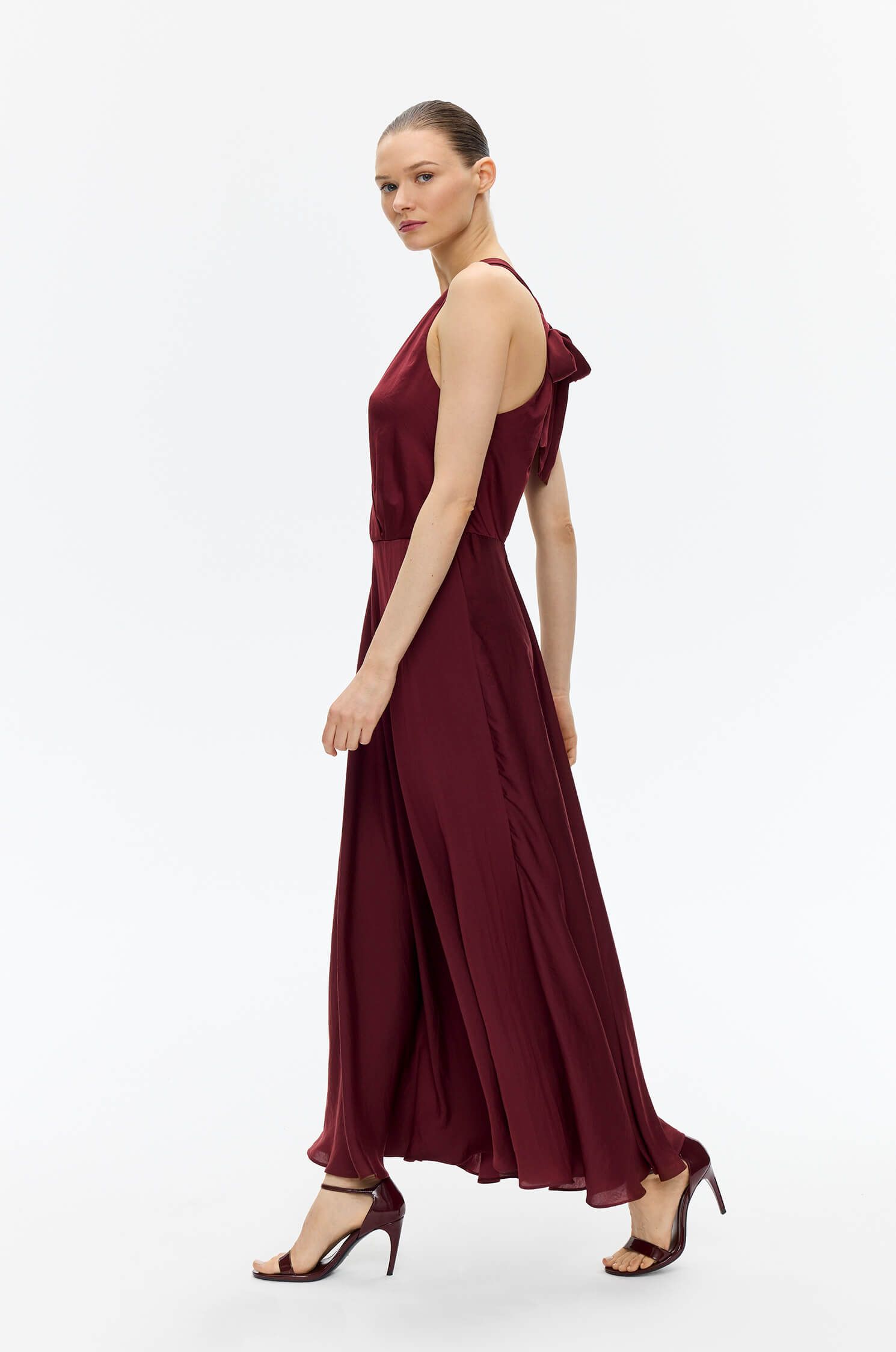 Sukienka maxi w kolorze marsala Solar Obraz 2