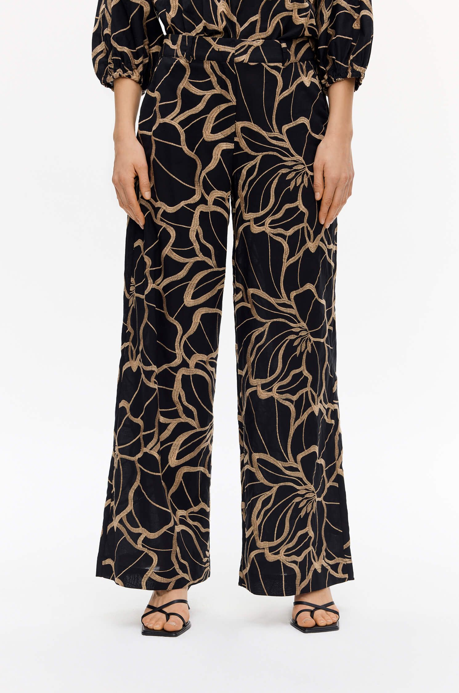 Czarne spodnie wide leg z haftem Solar Obraz 2