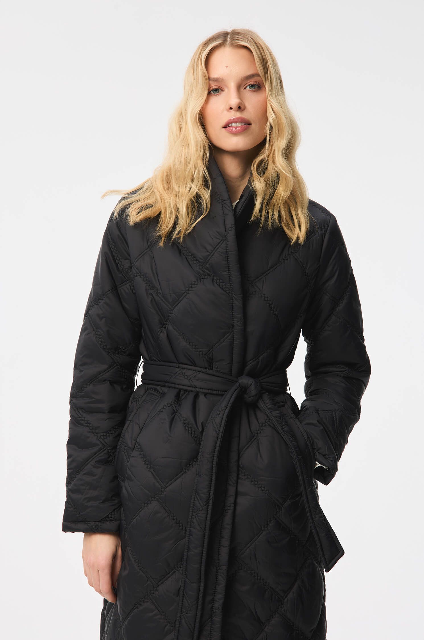 Pikowany płaszcz wiązany w pasie Solar Obraz 2