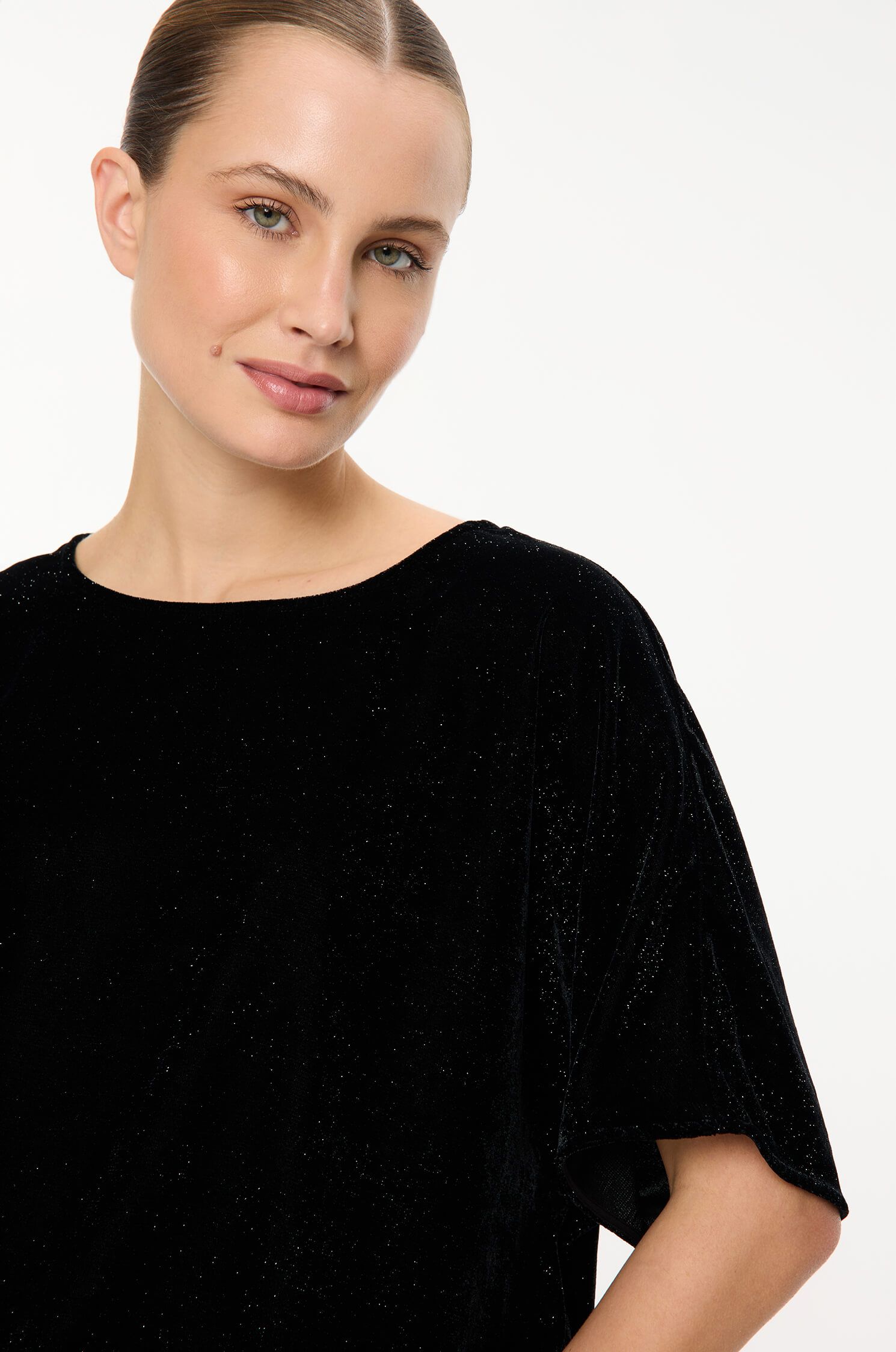 Czarna bluzka z połyskującą nitką Solar Obraz 3