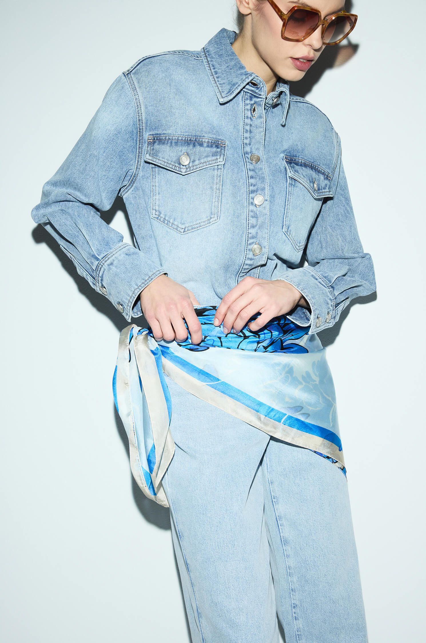 Jedwabna chusta z błękitnym kwiatowym printem Solar Obraz 1