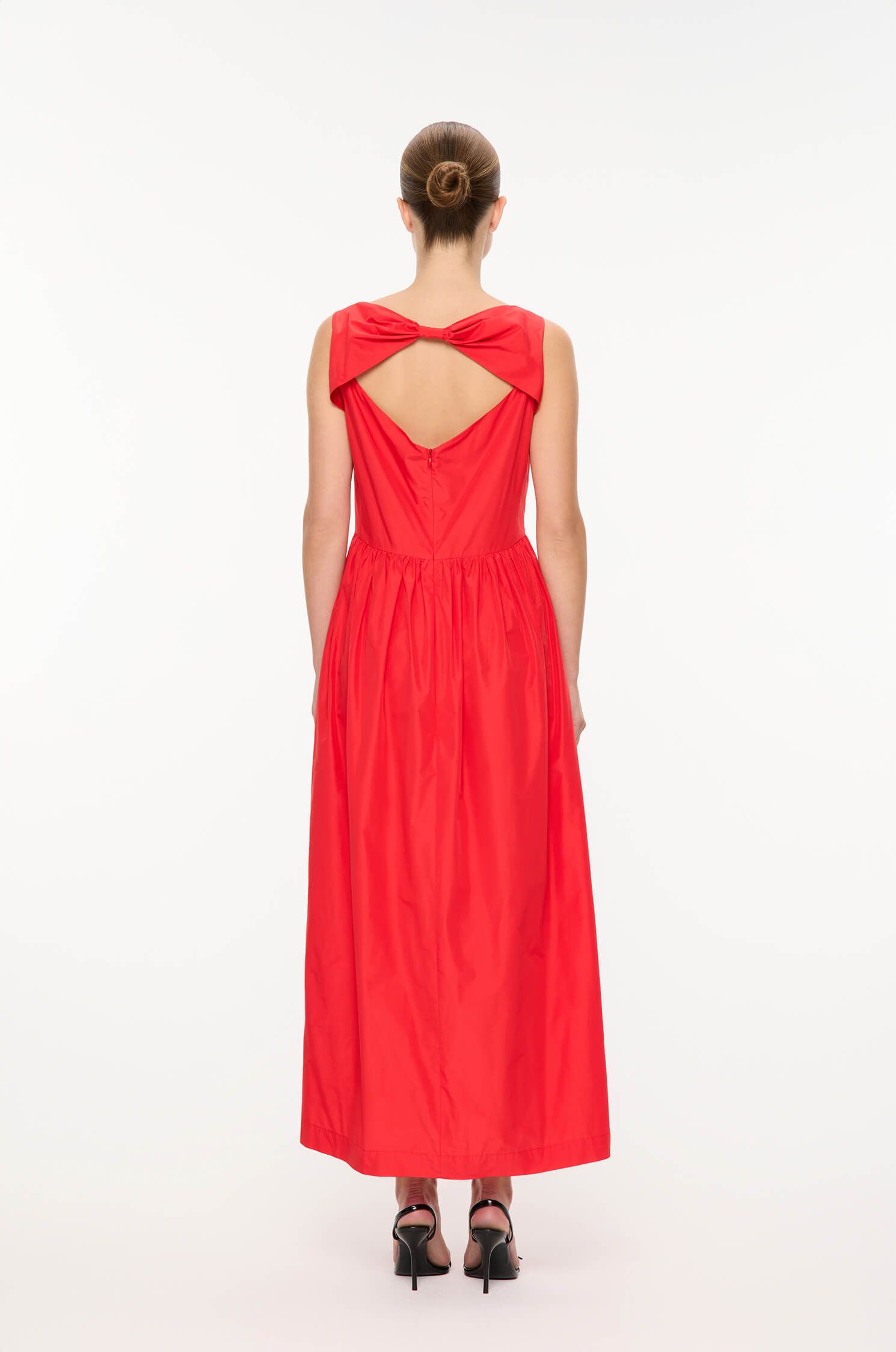 Czerwona sukienka z efektownym wycięciem z tyłu Solar Obraz 4