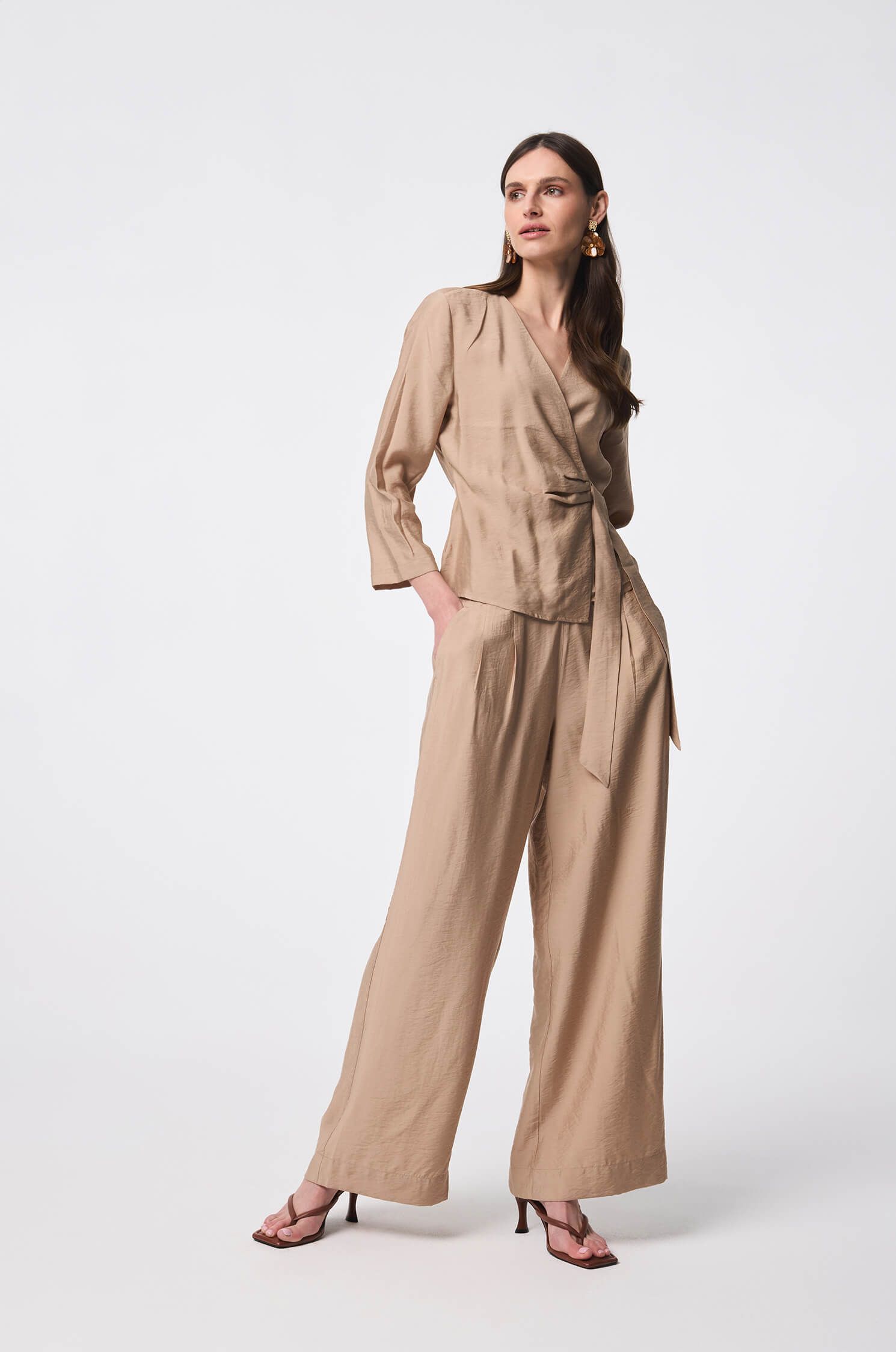 Beżowe spodnie z prostą nogawką Solar Obraz 2