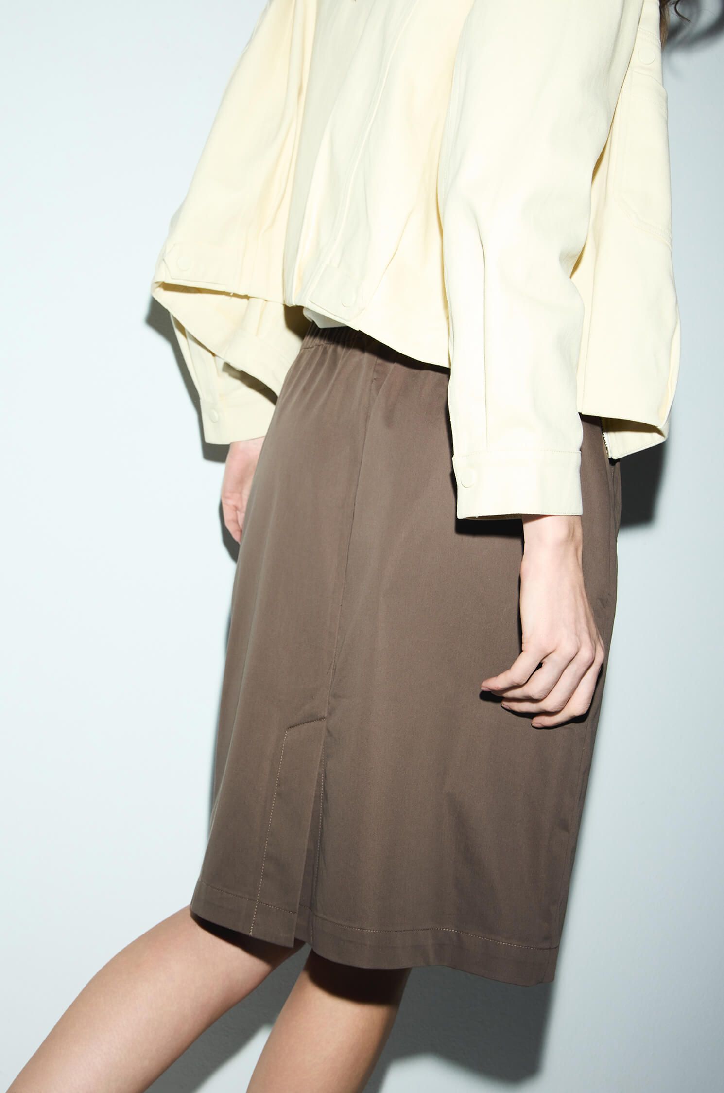 Brązowa spódnica z kieszeniami Solar Obraz 3