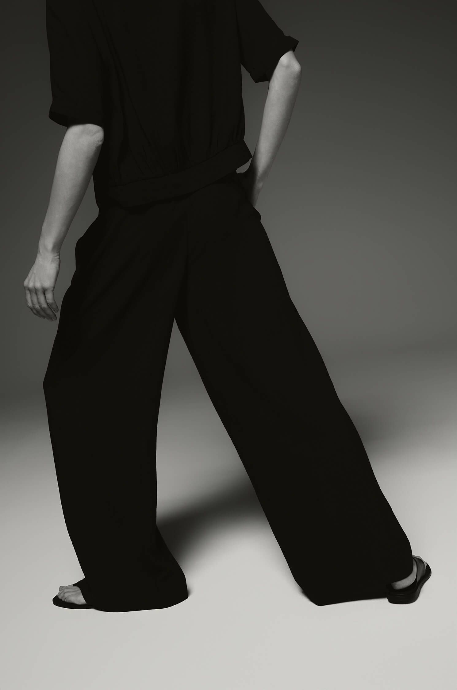 Spodnie wide leg z wiskozy Solar Obraz 3