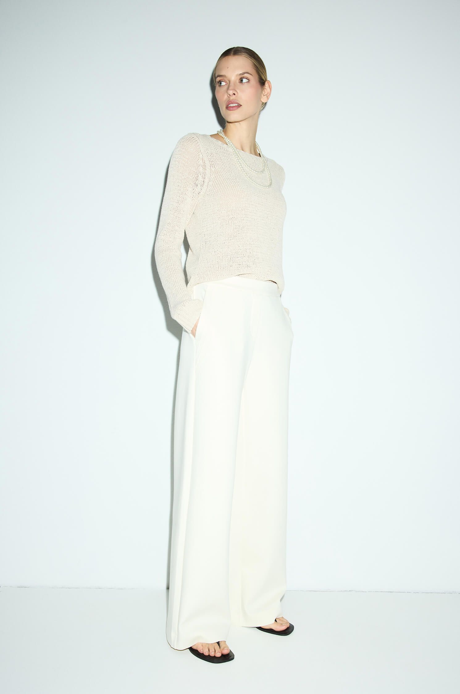 Beżowy sweter z dzianiny Solar Obraz 2