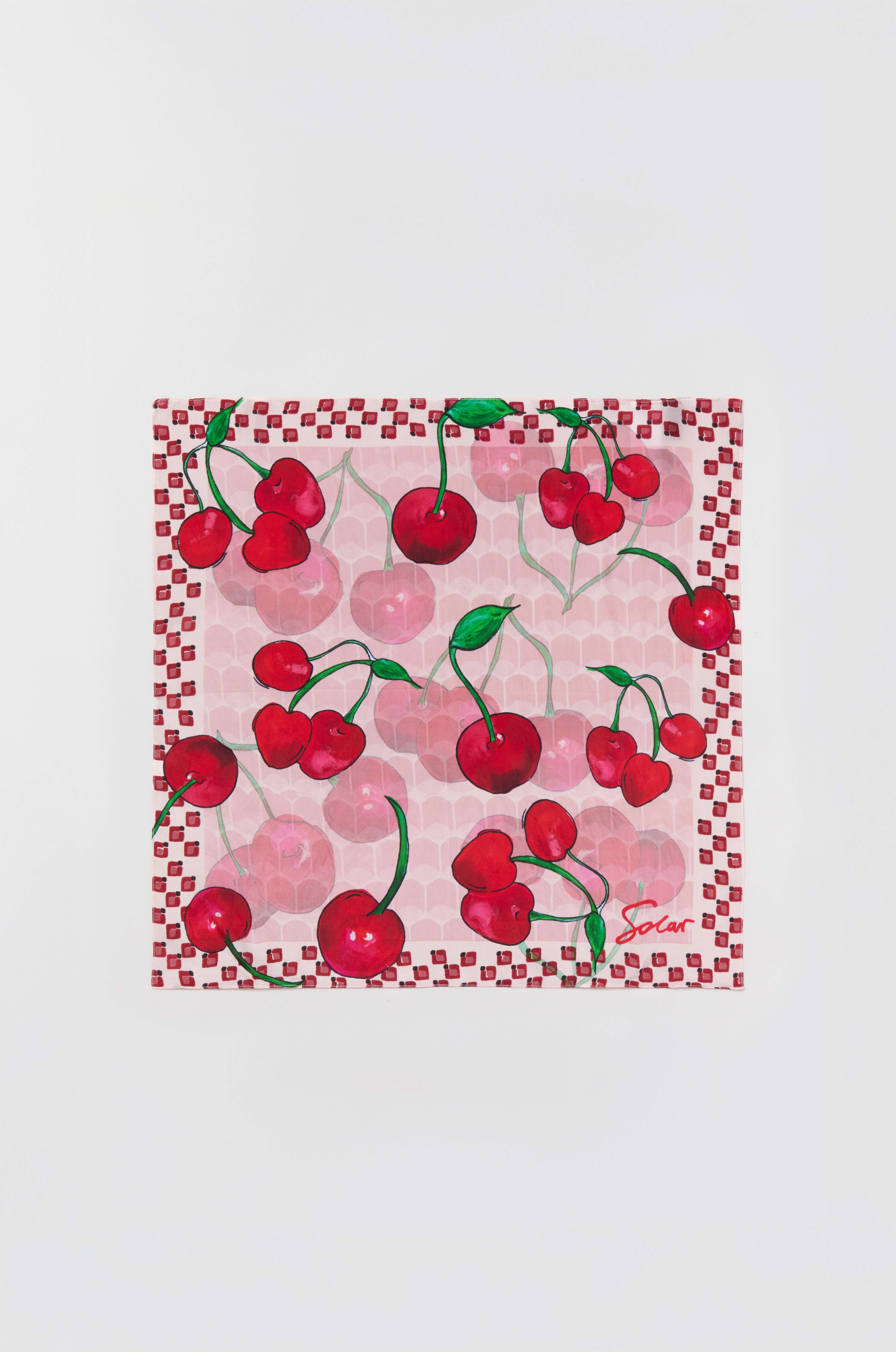 Jedwabna apaszka z autorskim printem w wiśnie Solar Obraz 2