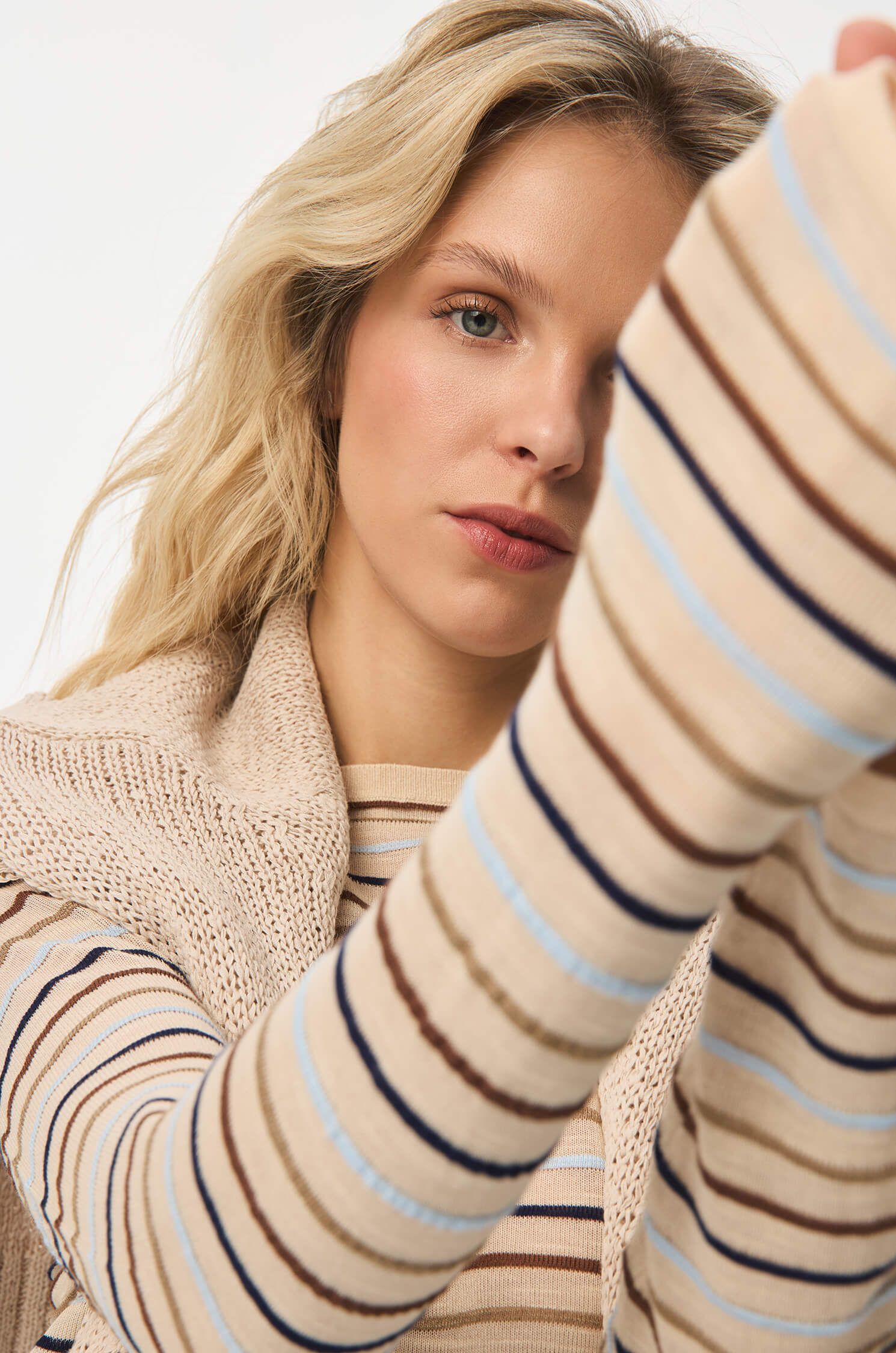 Dzianinowa bluzka w poziome paski Solar Obraz 2