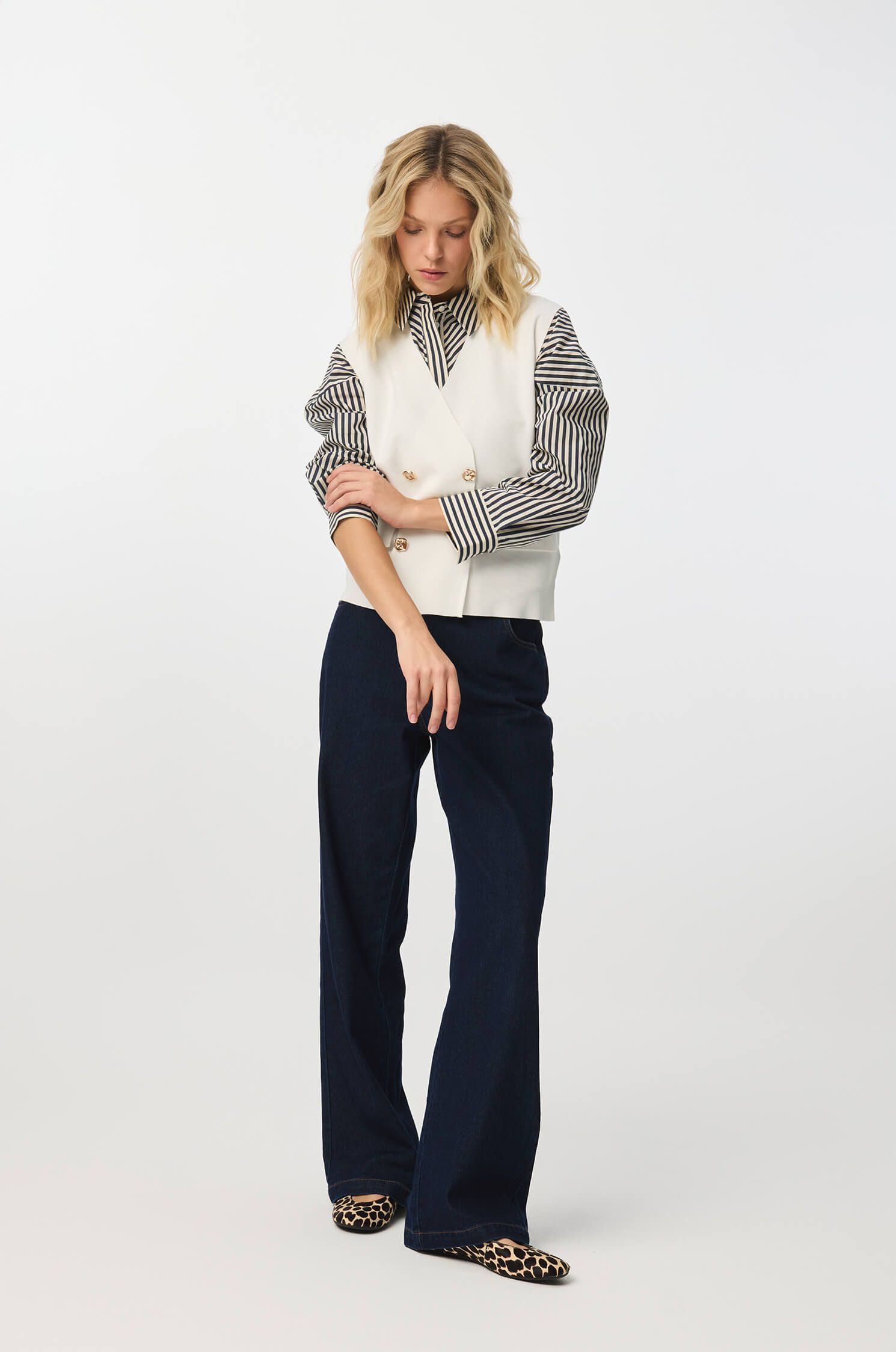 Kamizelka w kolorze ecru ze złotymi guzikami Solar Obraz 1