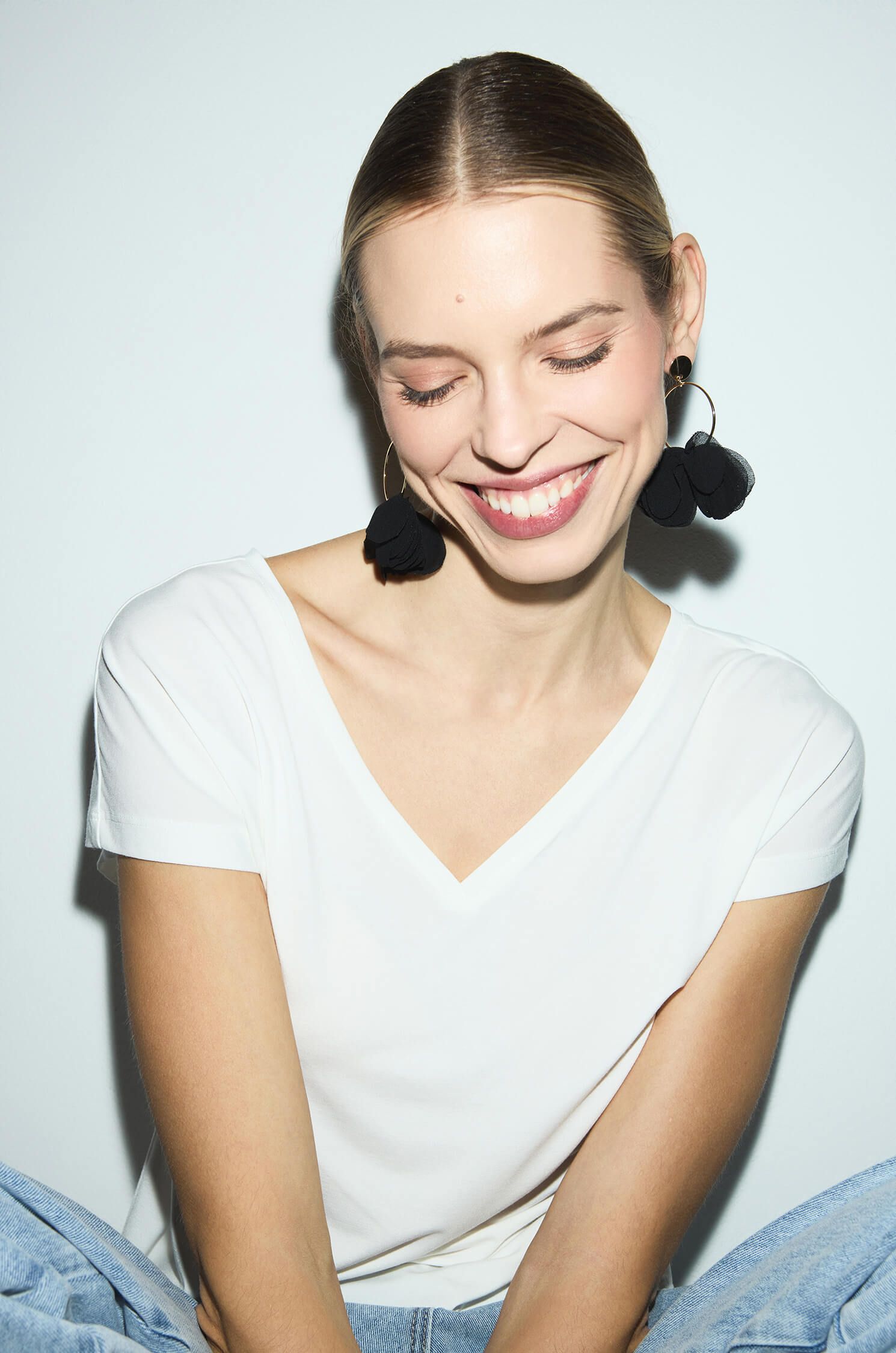 Kolczyki z czarnymi kwiatami z tkaniny Solar Obraz 2