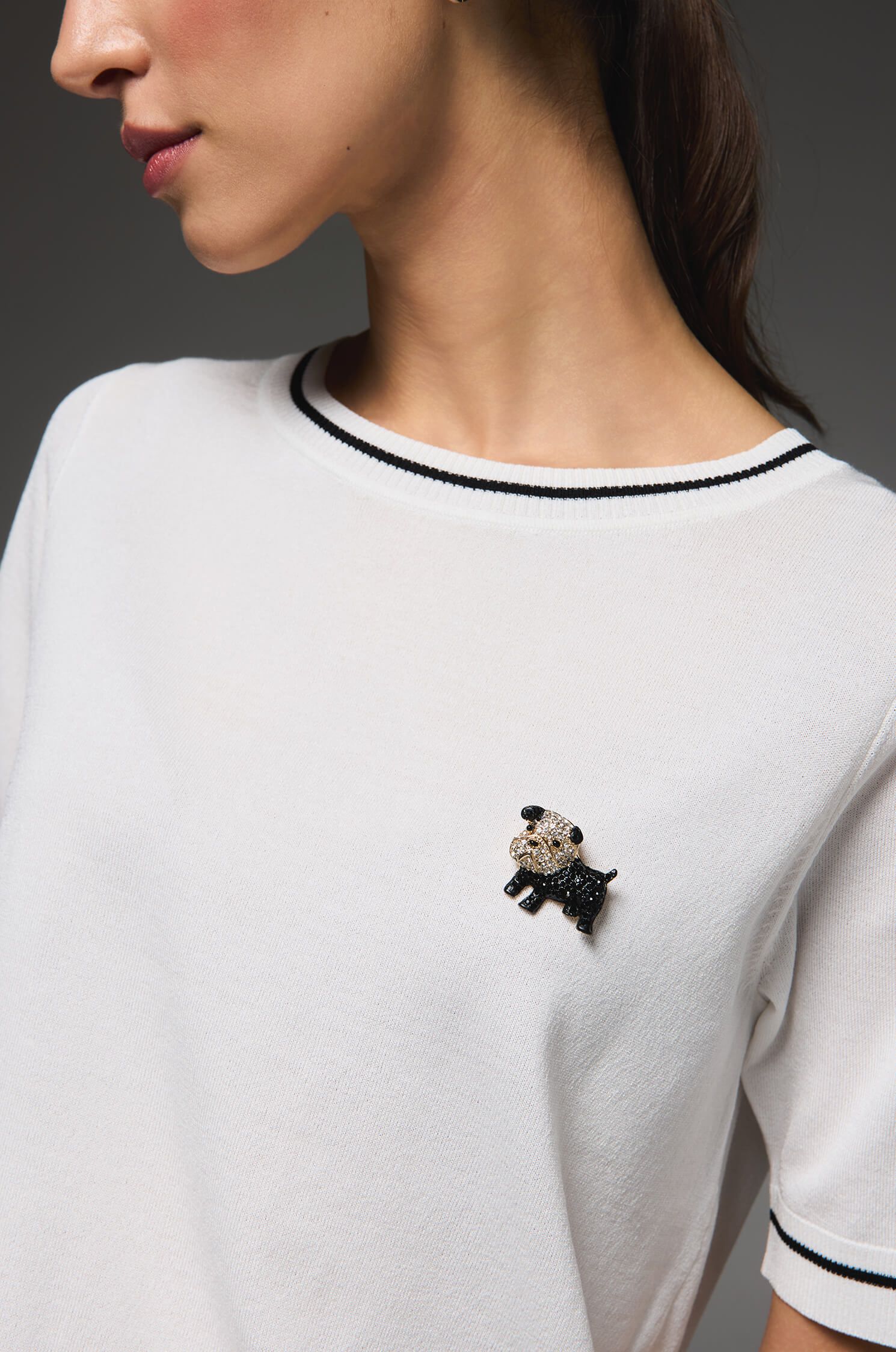 Czarno-biała broszka w kształcie psa Solar Obraz 2