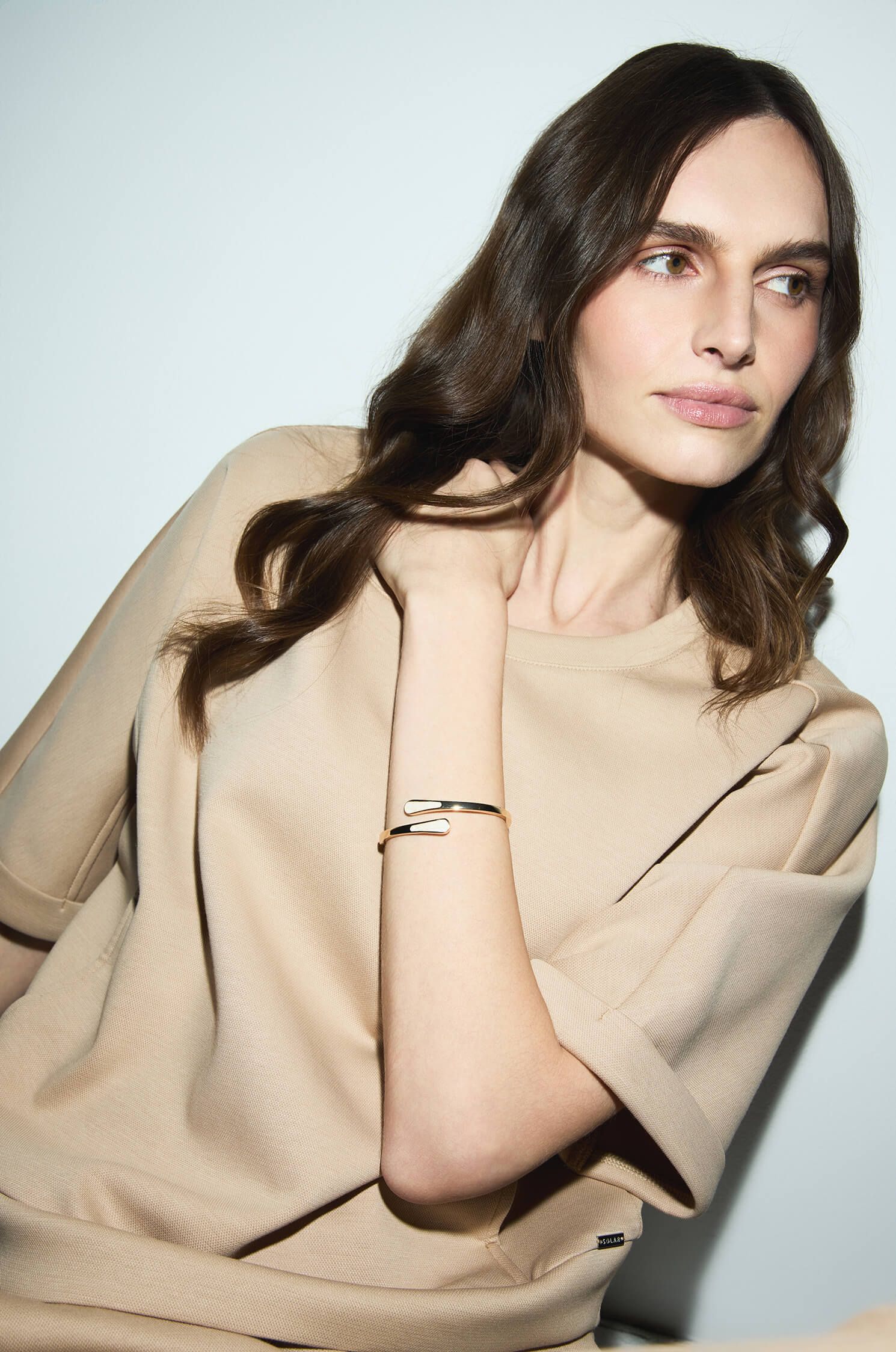 Sztywna bransoletka w złotym kolorze Solar Obraz 1