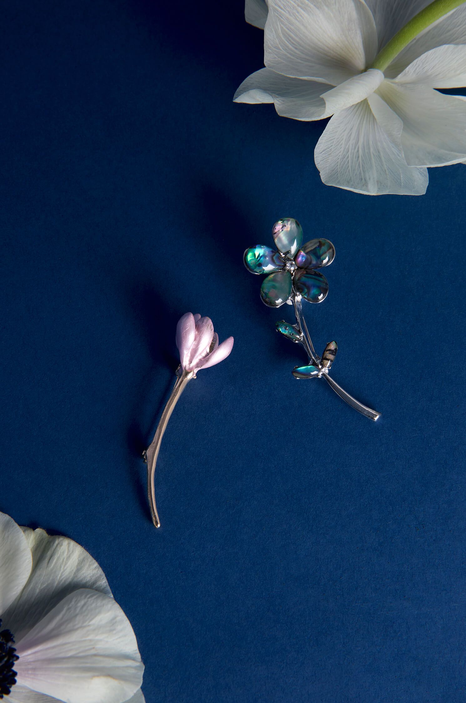 Broszka kwiat z opalizującym wykończeniem Solar Obraz 1