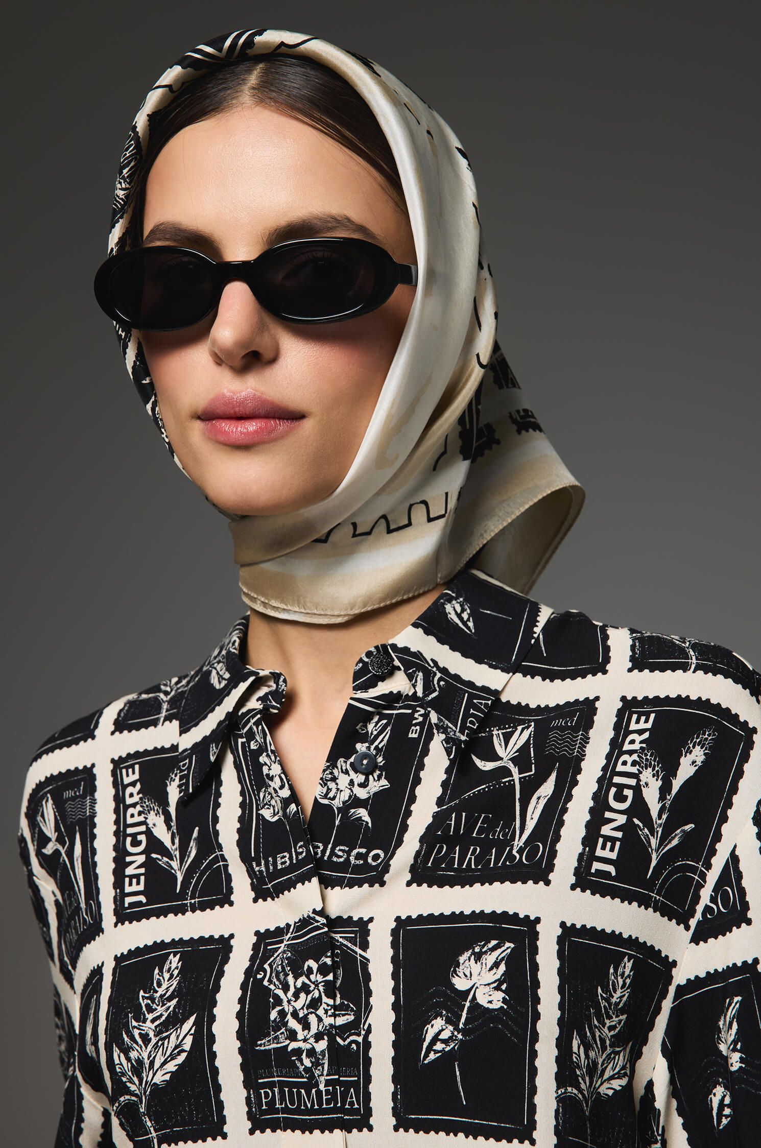 Wiskozowa bluzka z motywem znaczków Solar Obraz 3