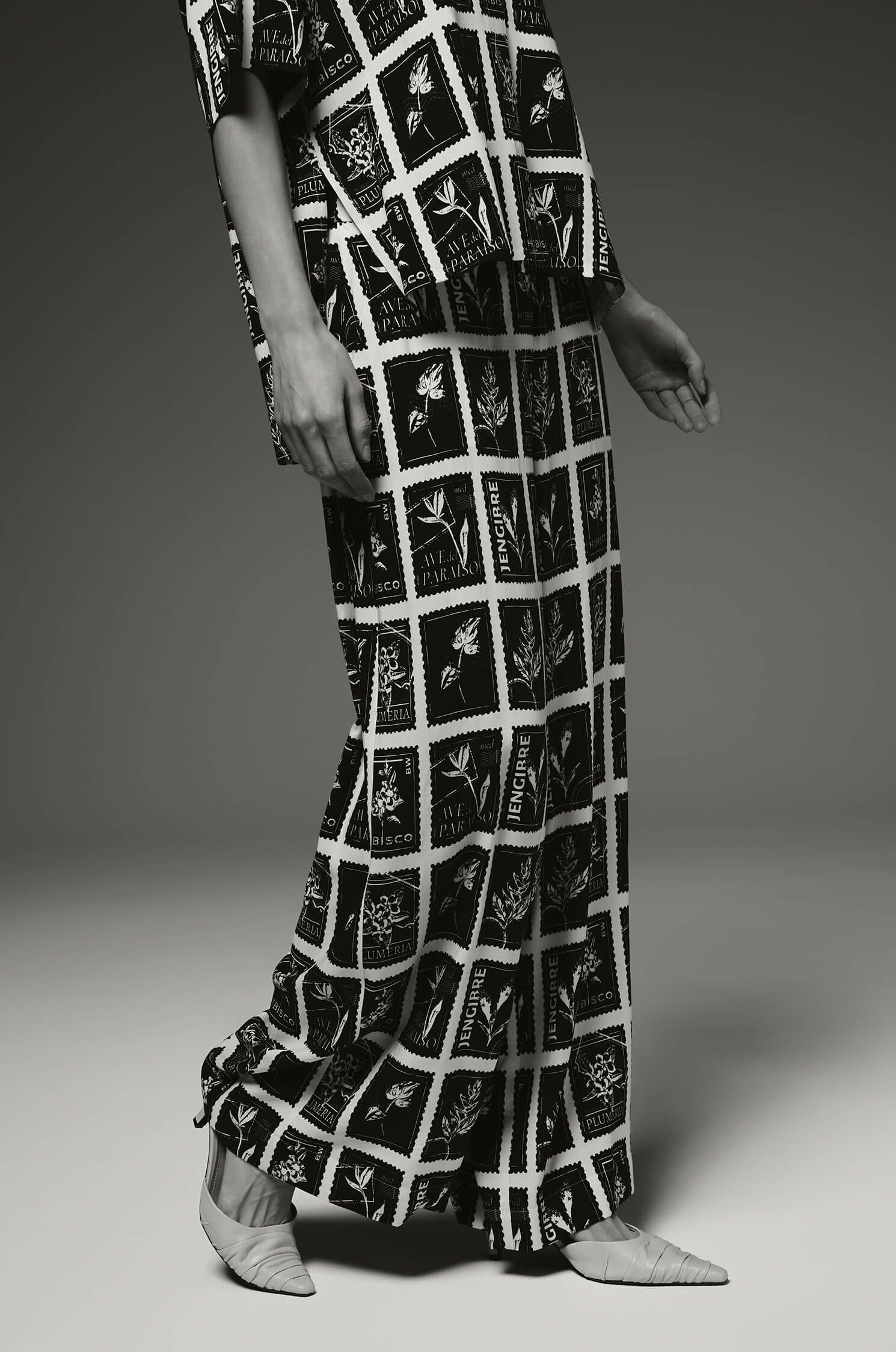 Wiskozowe spodnie z motywem znaczków Solar Obraz 3