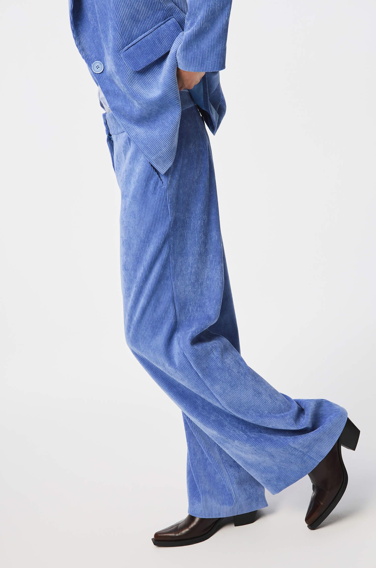 Błękitne spodnie ze sztruksowego materiału Solar Obraz 2