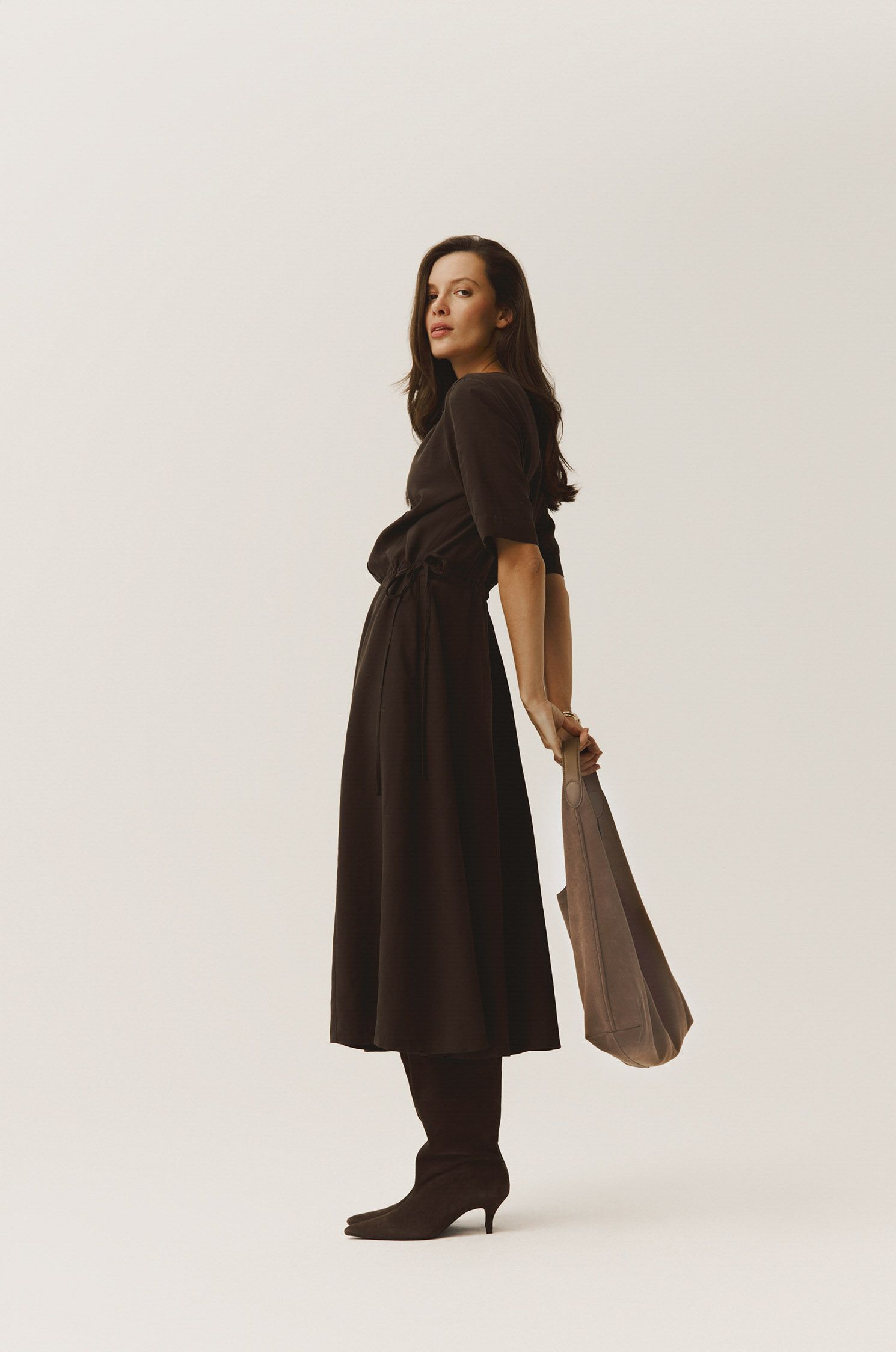 Brązowa sukienka midi Solar Obraz 1