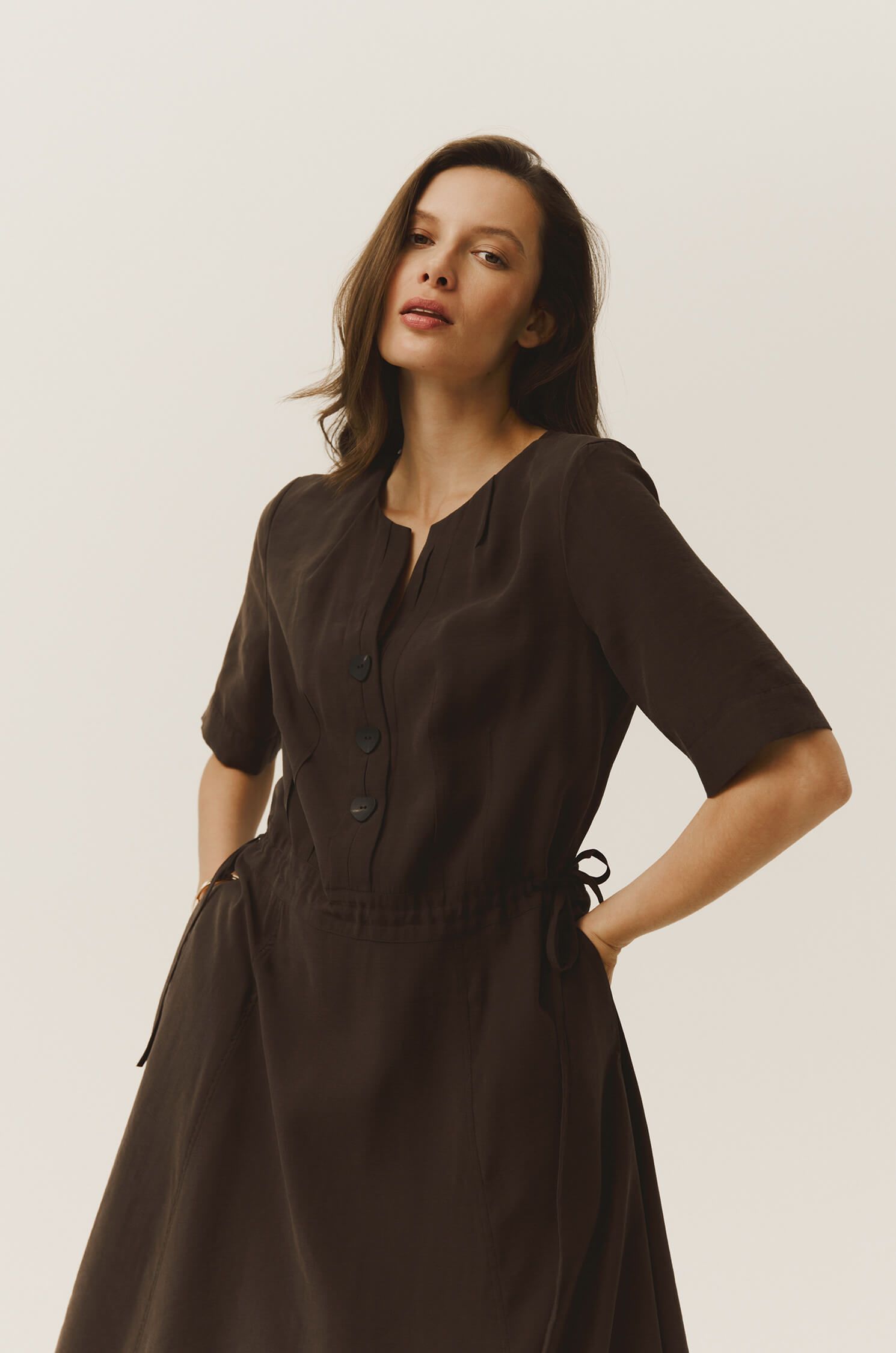 Brązowa sukienka midi Solar Obraz 2