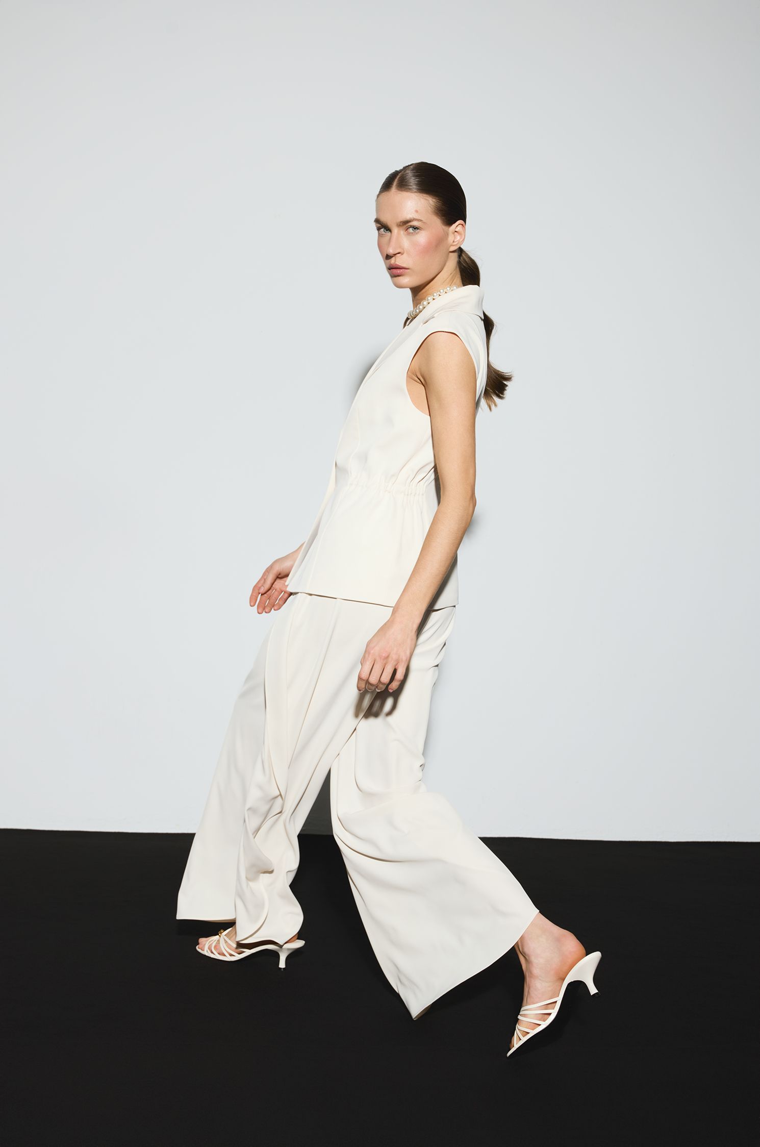 Taliowana kamizelka zapinana na guziki Solar Obraz 4