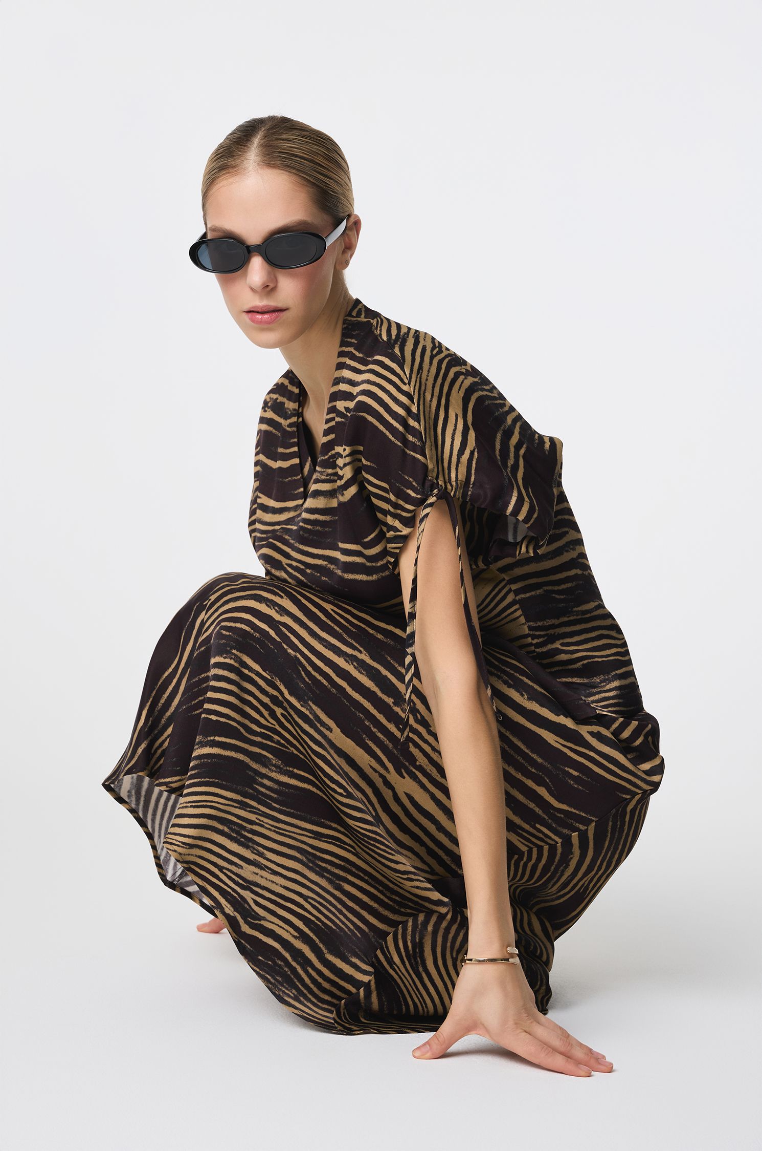 Bluzka z wiskozy z wiązaniem przy rękawach Solar Obraz 3