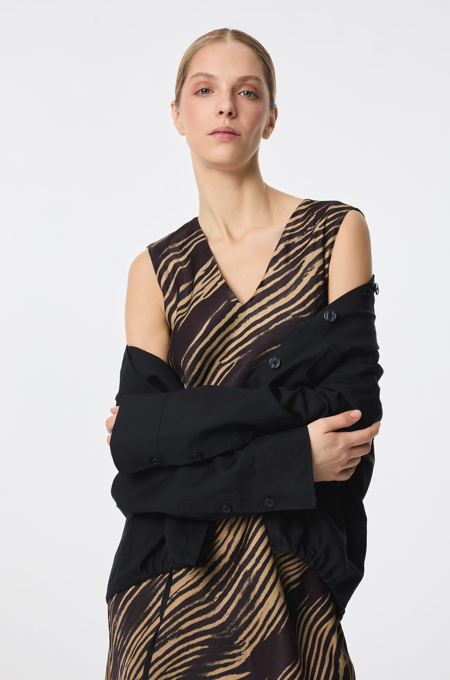 Wiskozowa sukienka ze zwierzęcym printem Solar Obraz 3