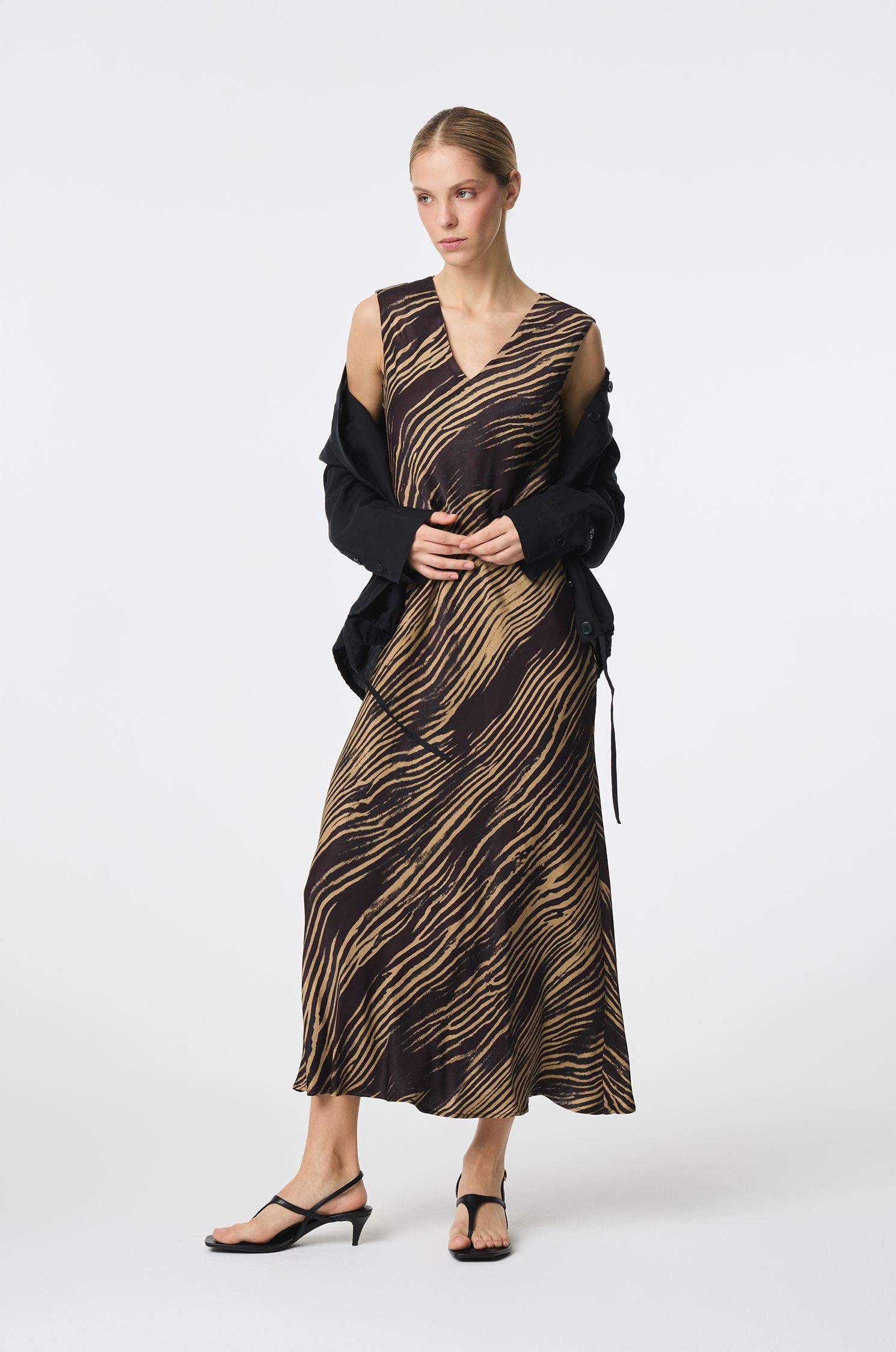 Wiskozowa sukienka ze zwierzęcym printem Solar Obraz 1