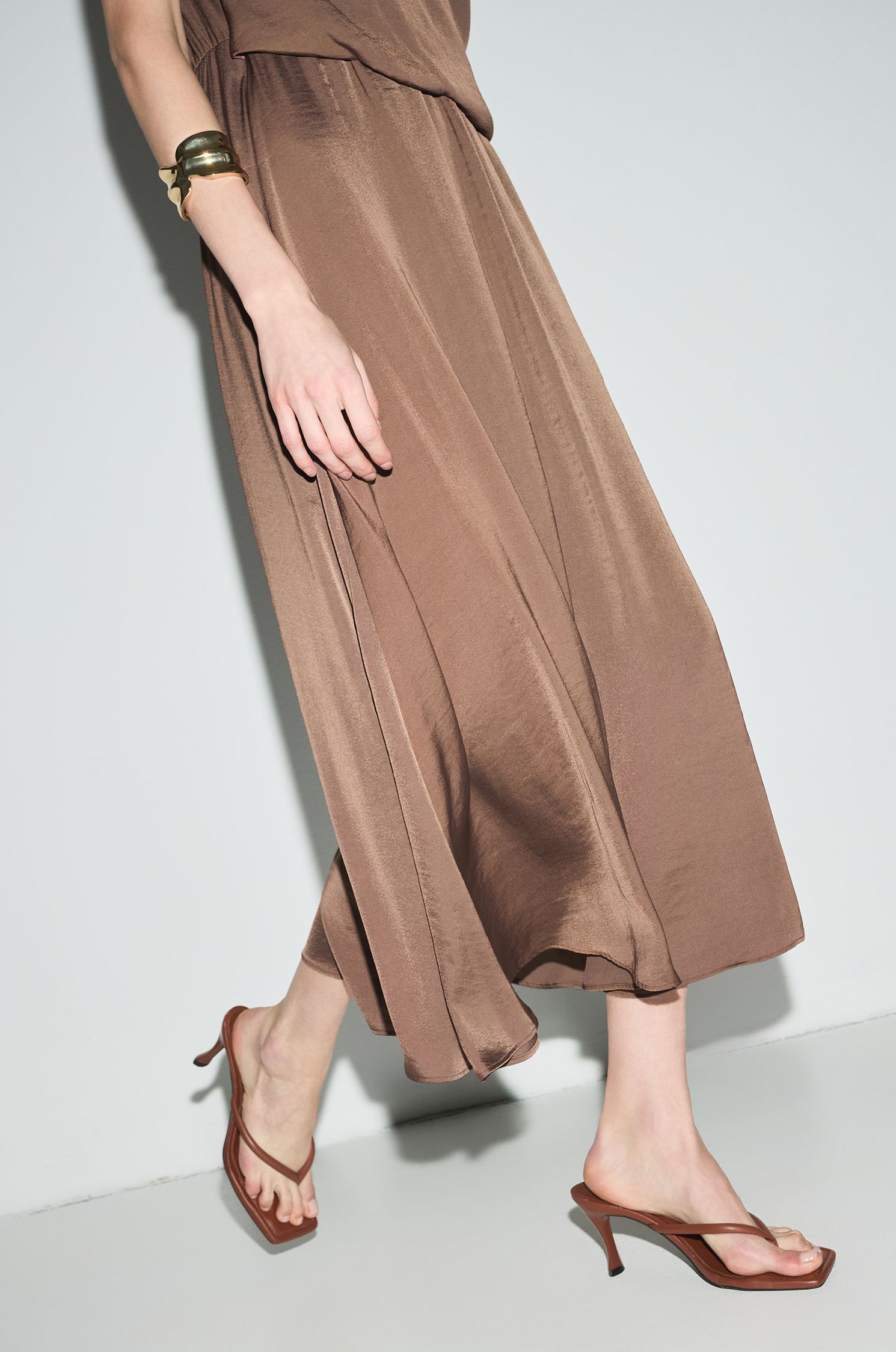 Drapowana brązowa sukienka Solar Obraz 2