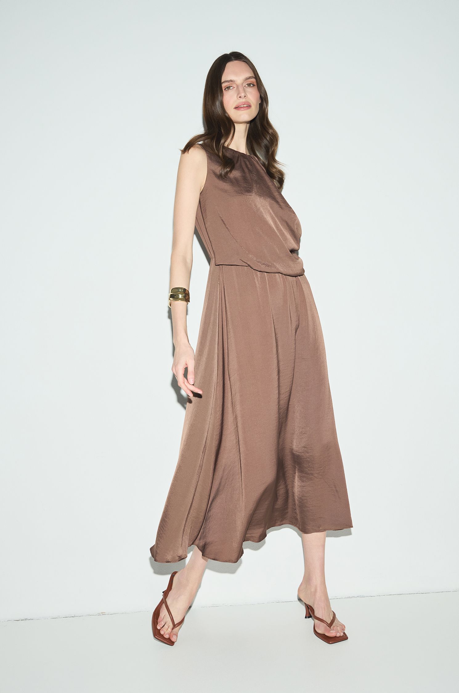 Drapowana brązowa sukienka Solar Obraz 1