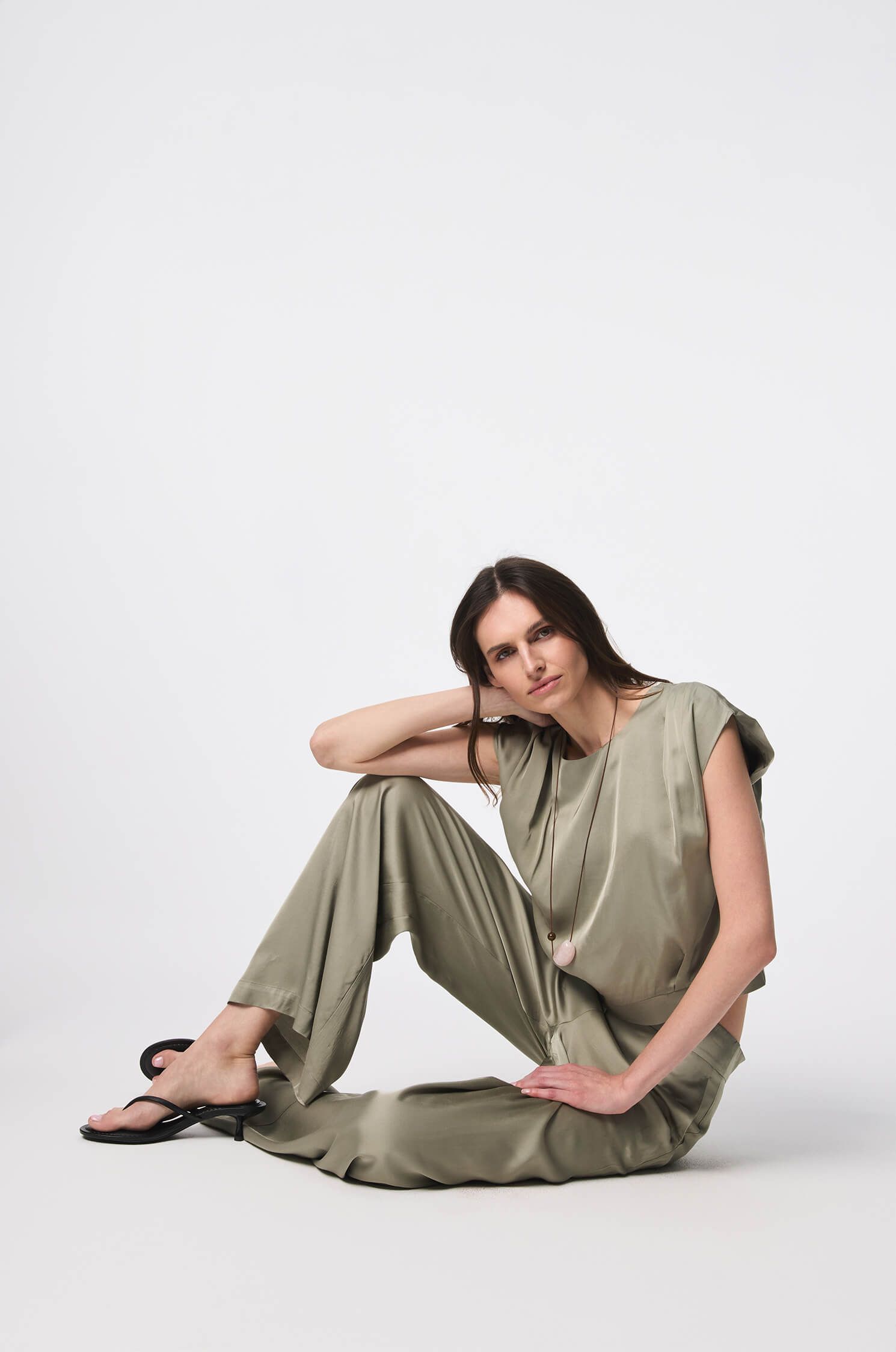 Satynowa bluzka w jasnym odcieniu khaki Solar Obraz 3