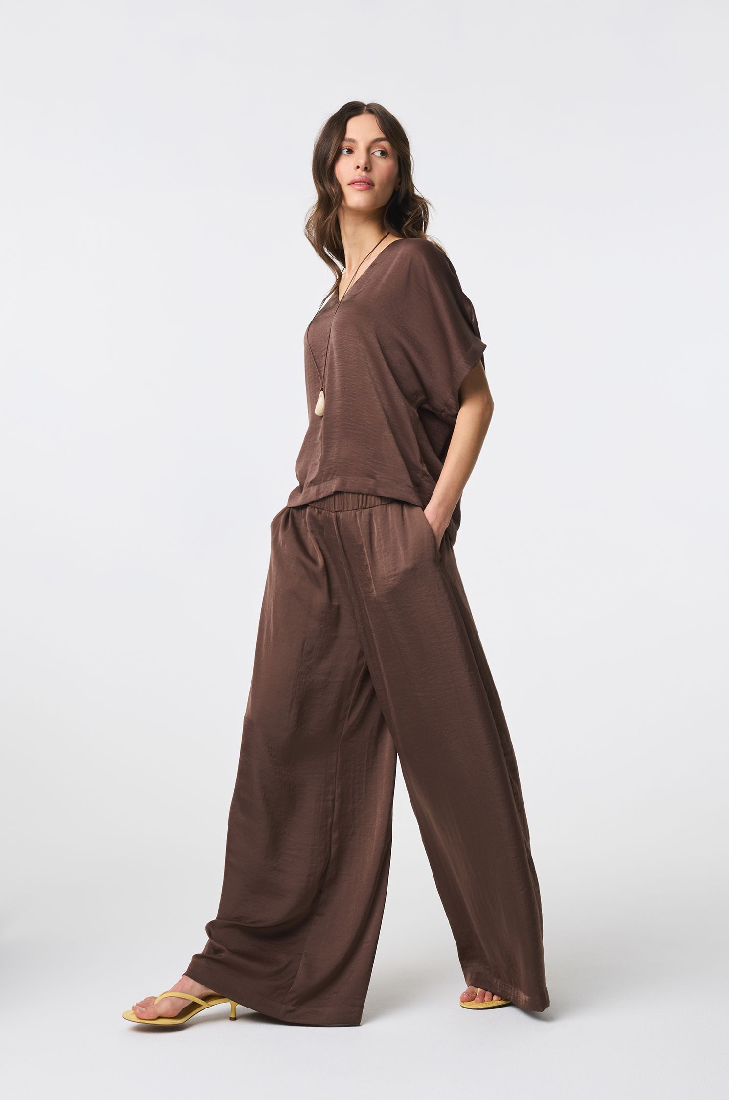 Brązowe spodnie wide leg Solar Obraz 2