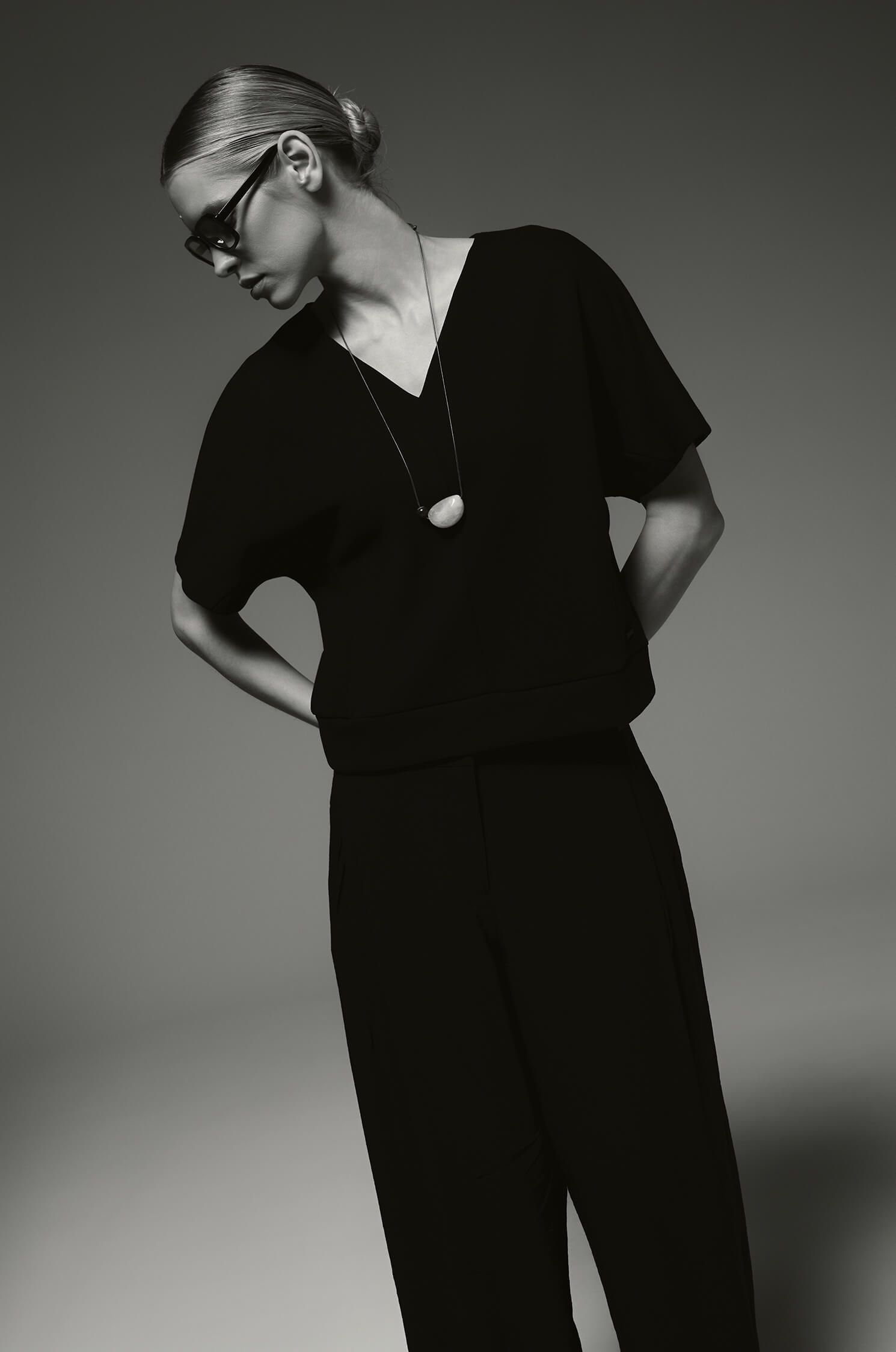 Czarna bluzka z dzianiny Solar Obraz 3