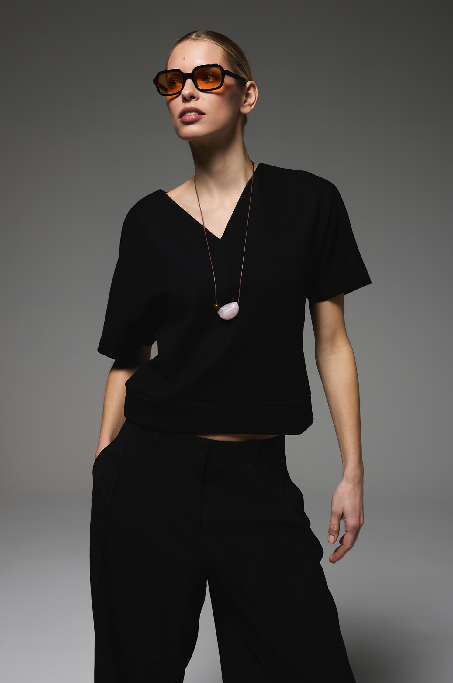 Czarna bluzka z dzianiny Solar Obraz 1