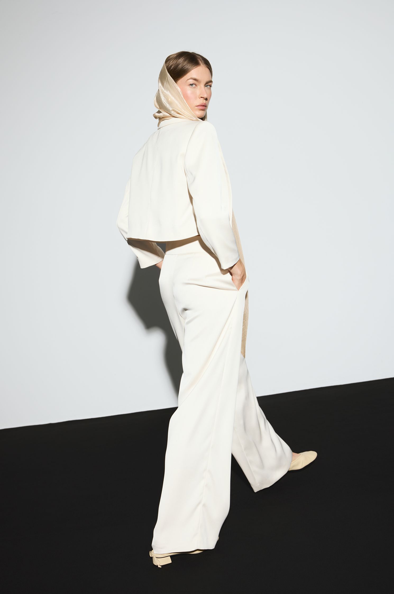 Beżowa marynarka o krótkim fasonie Solar Obraz 3