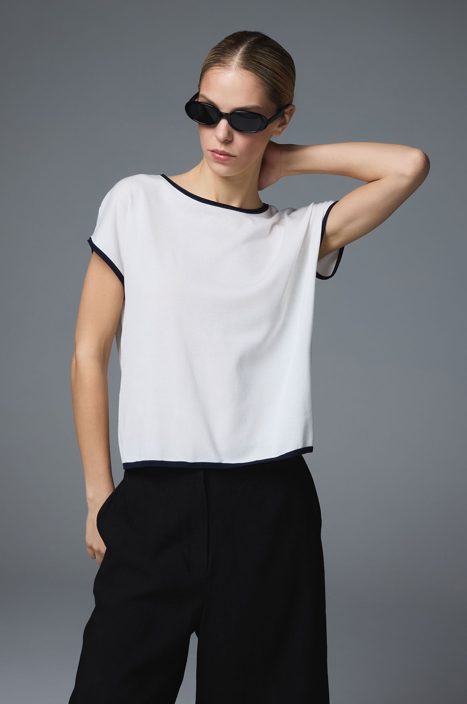 Dzianinowa bluzka ecru z kontrastowym wykończeniem Solar Obraz 2